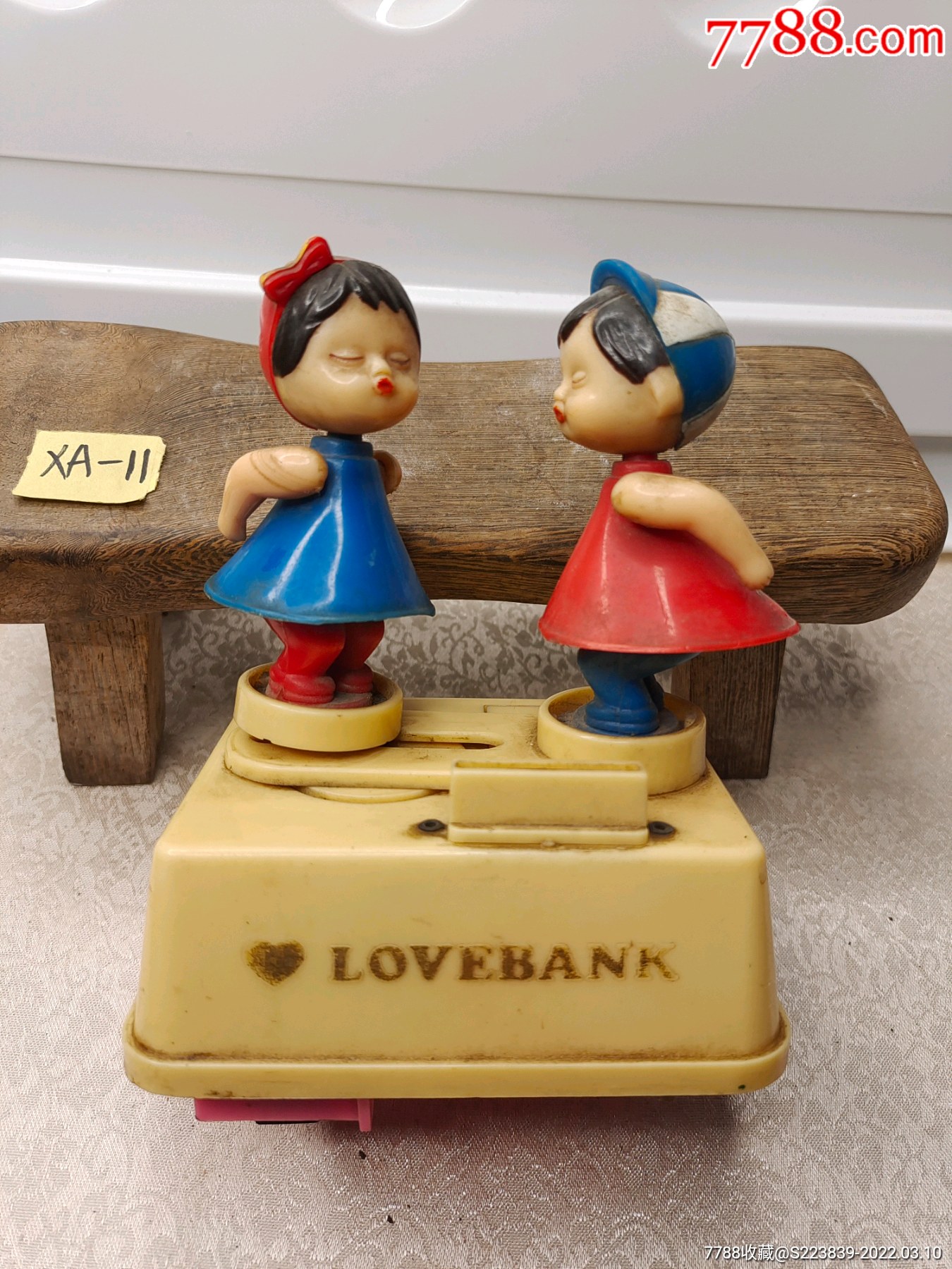 传统玩具两个小娃娃