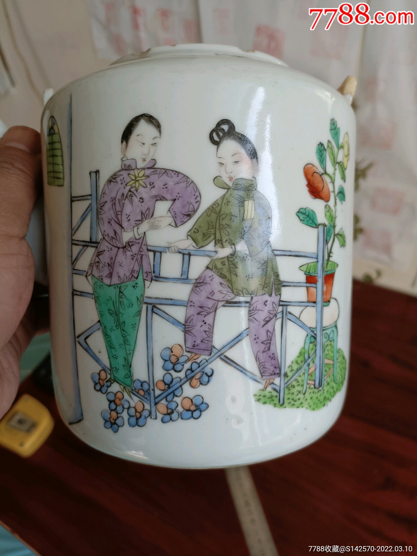 0浏览量:备注:古玩瓷器收藏民国名家徐祥兴作品粉彩小脚女人提梁壶