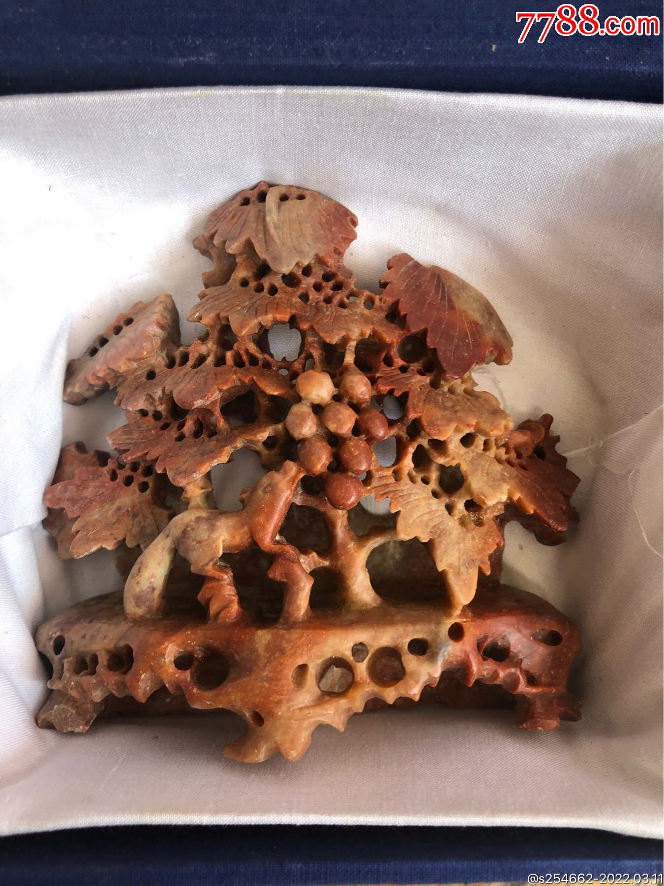 寿山石松鼠偷葡萄