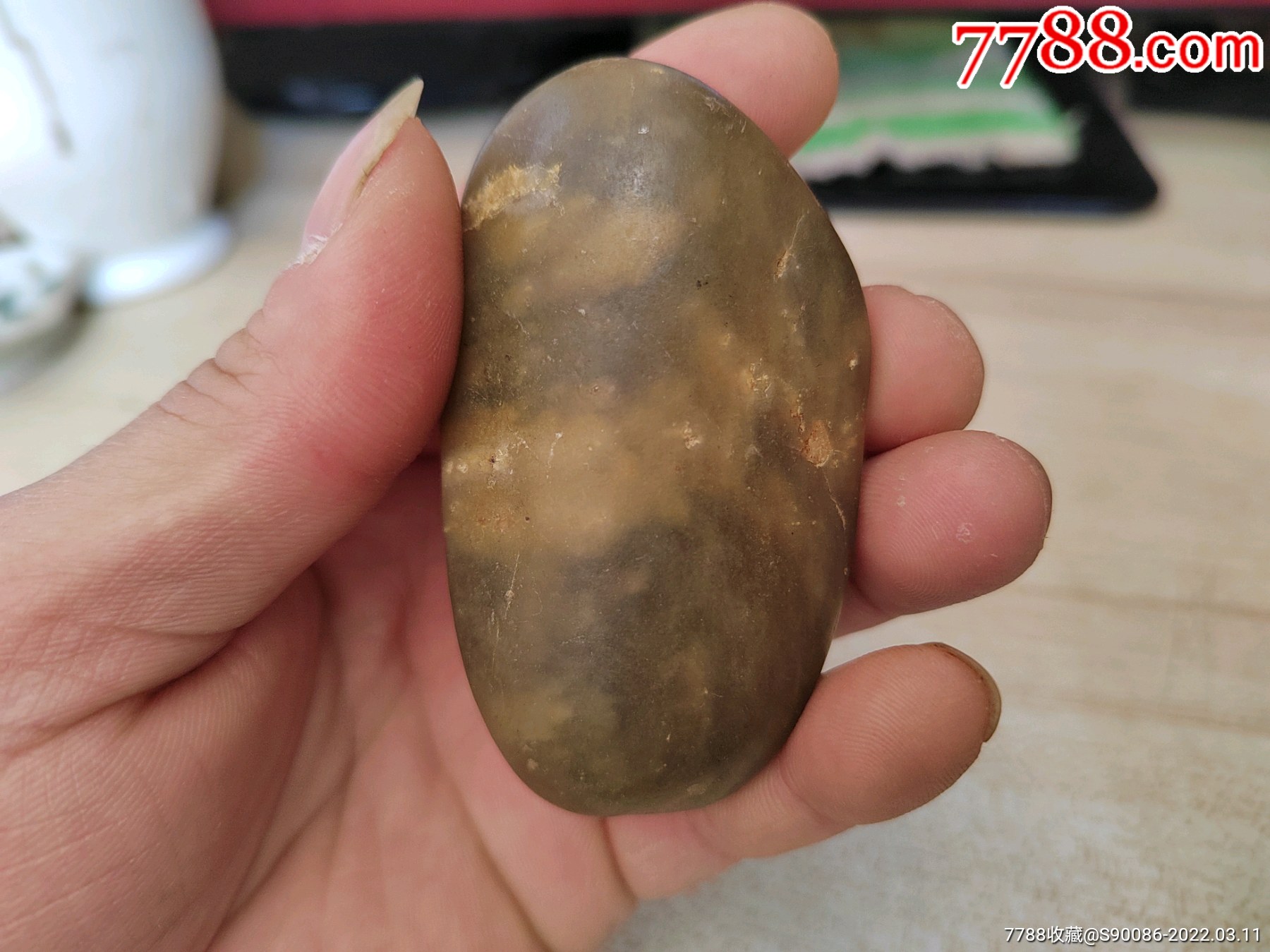 玉石琥珀类原石一枚