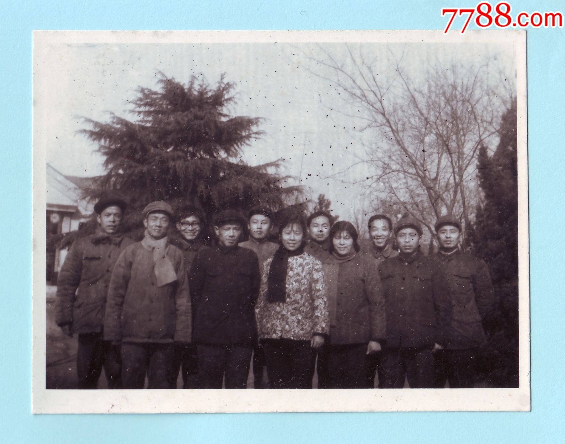 1976年青年职工在苏州工人文化宫合影黑白照片背面写有照片中各人的