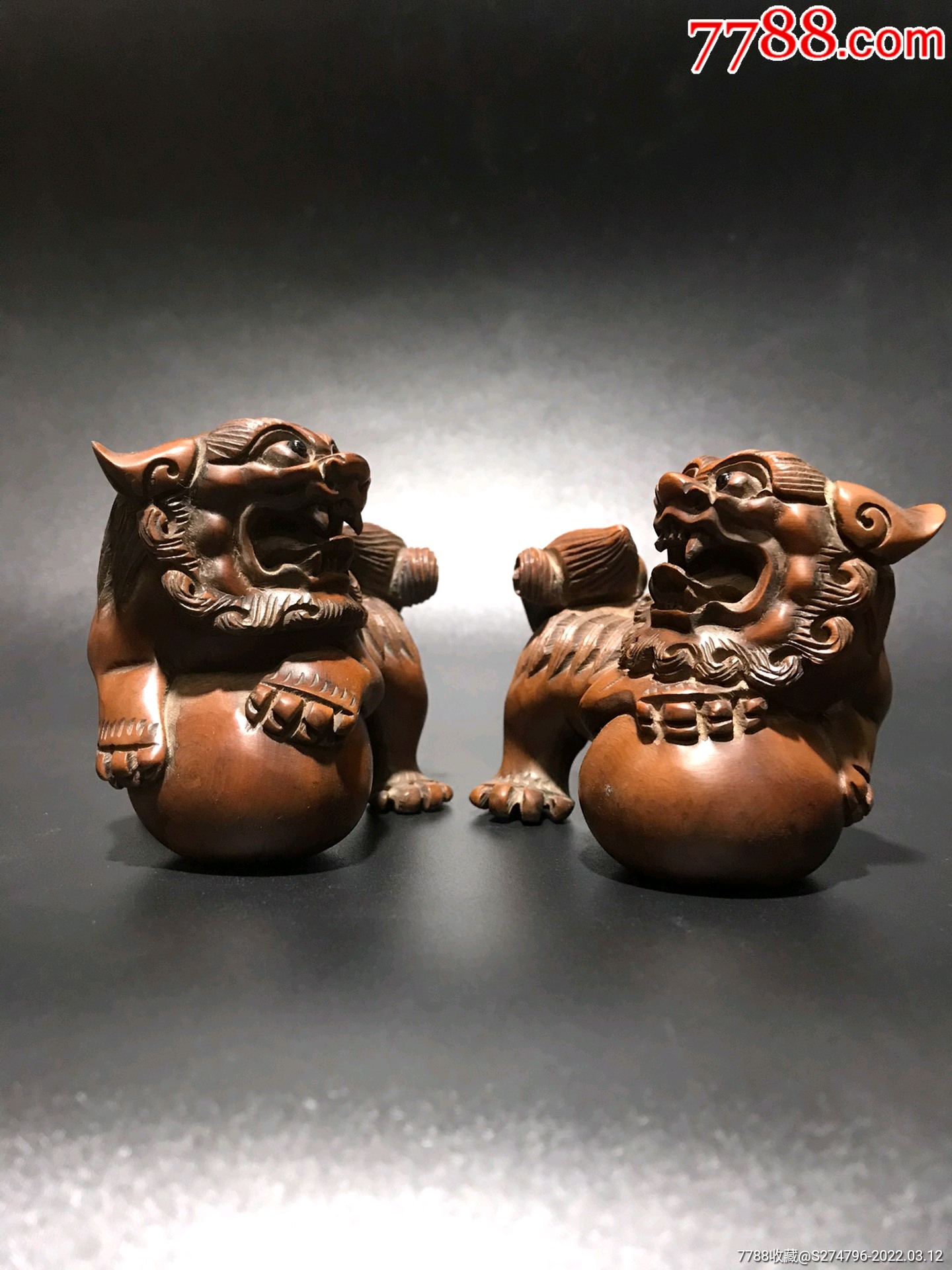 旧藏黄杨木雕狮子一对摆件