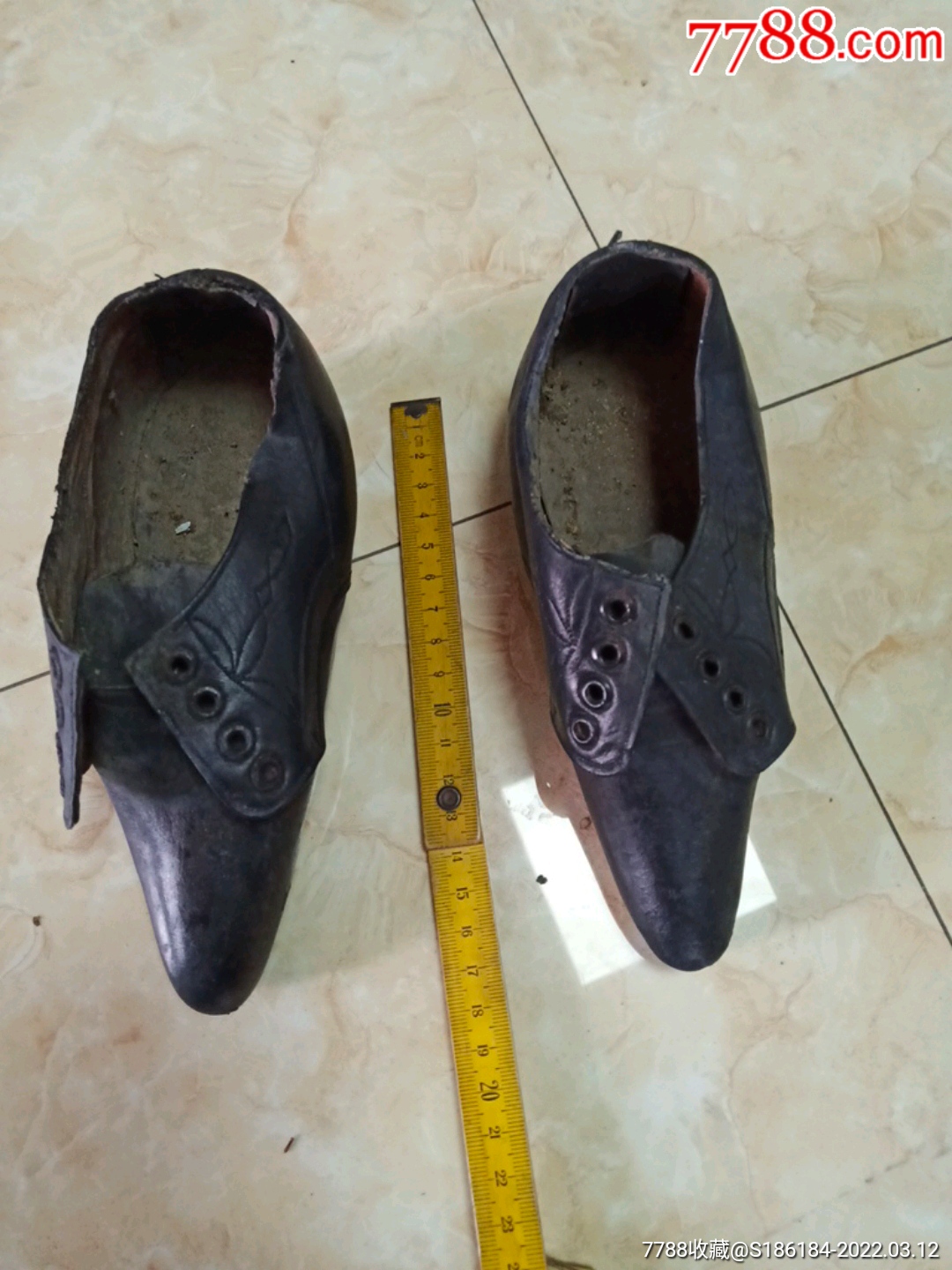 一双三寸金莲牛皮鞋