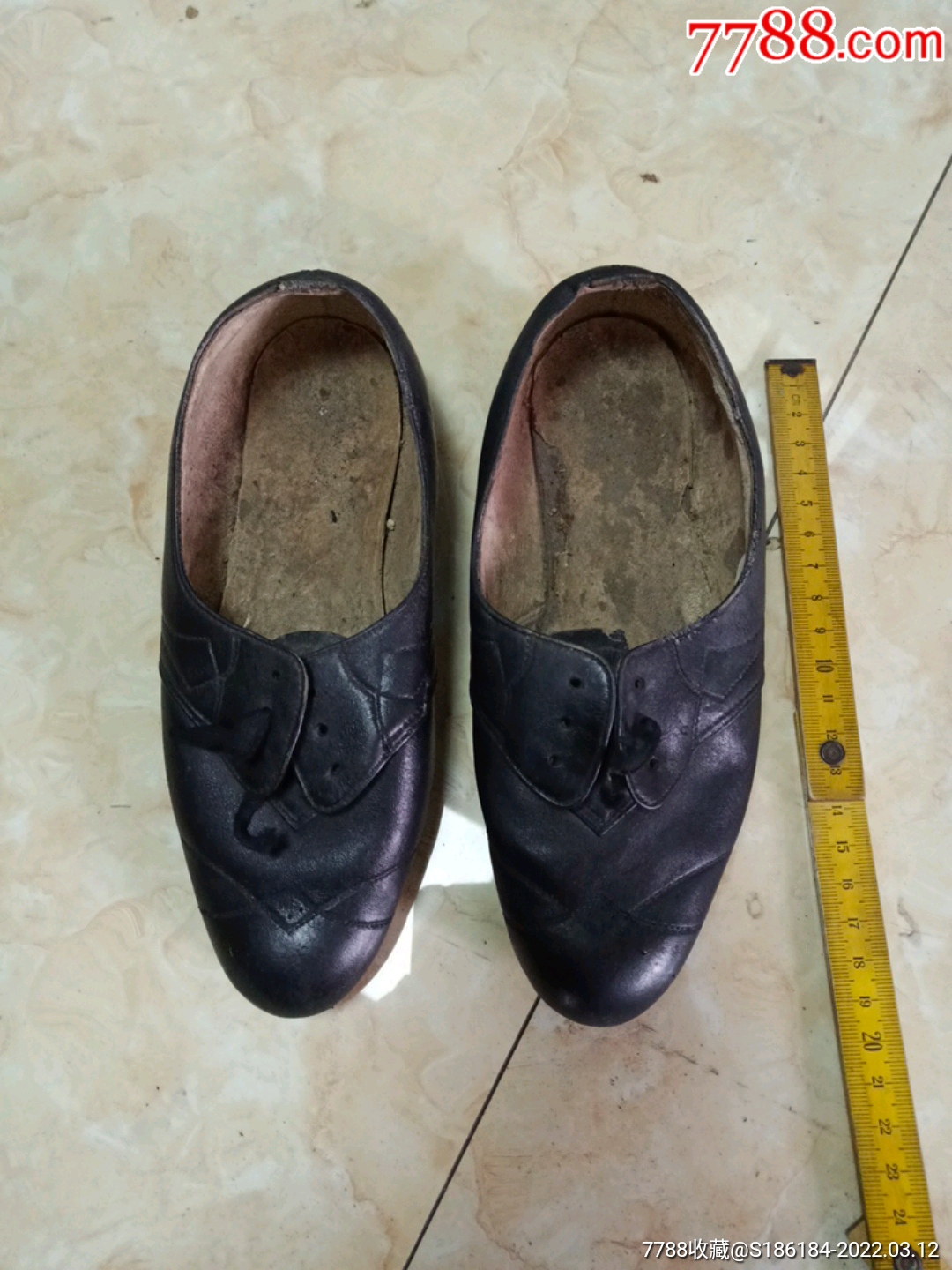 一双小脚牛皮鞋