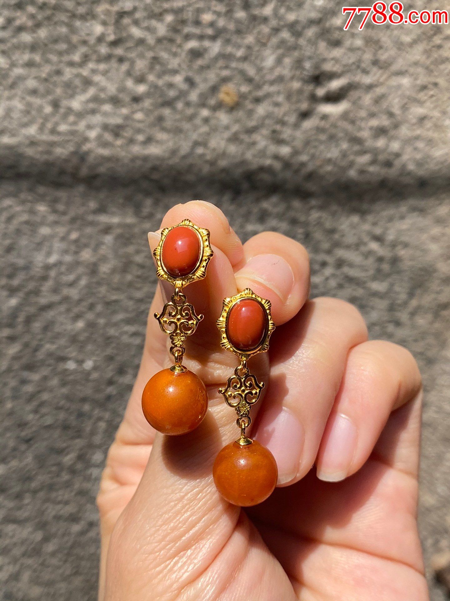 蜜蜡镶宝石耳坠