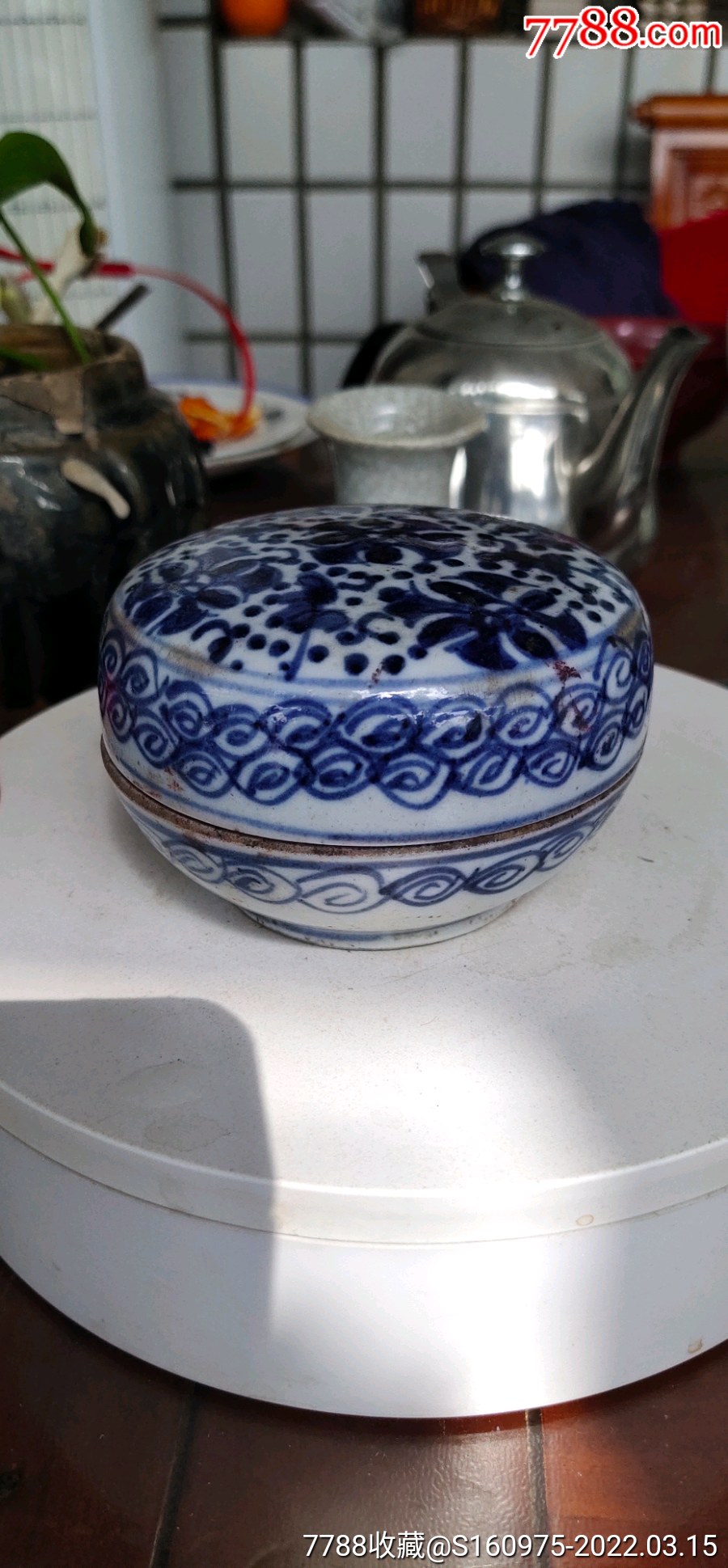 粉盒一个,盖子老窑裂纹不透,口沿小磕点,盖片老窑裂纹不透