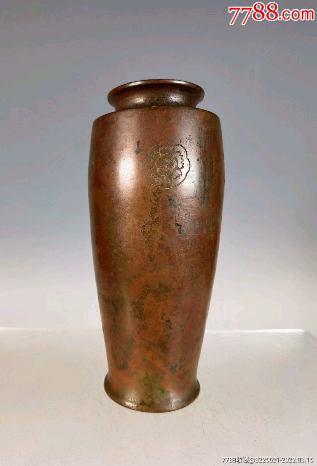 民国铜刻花卉纹赏瓶