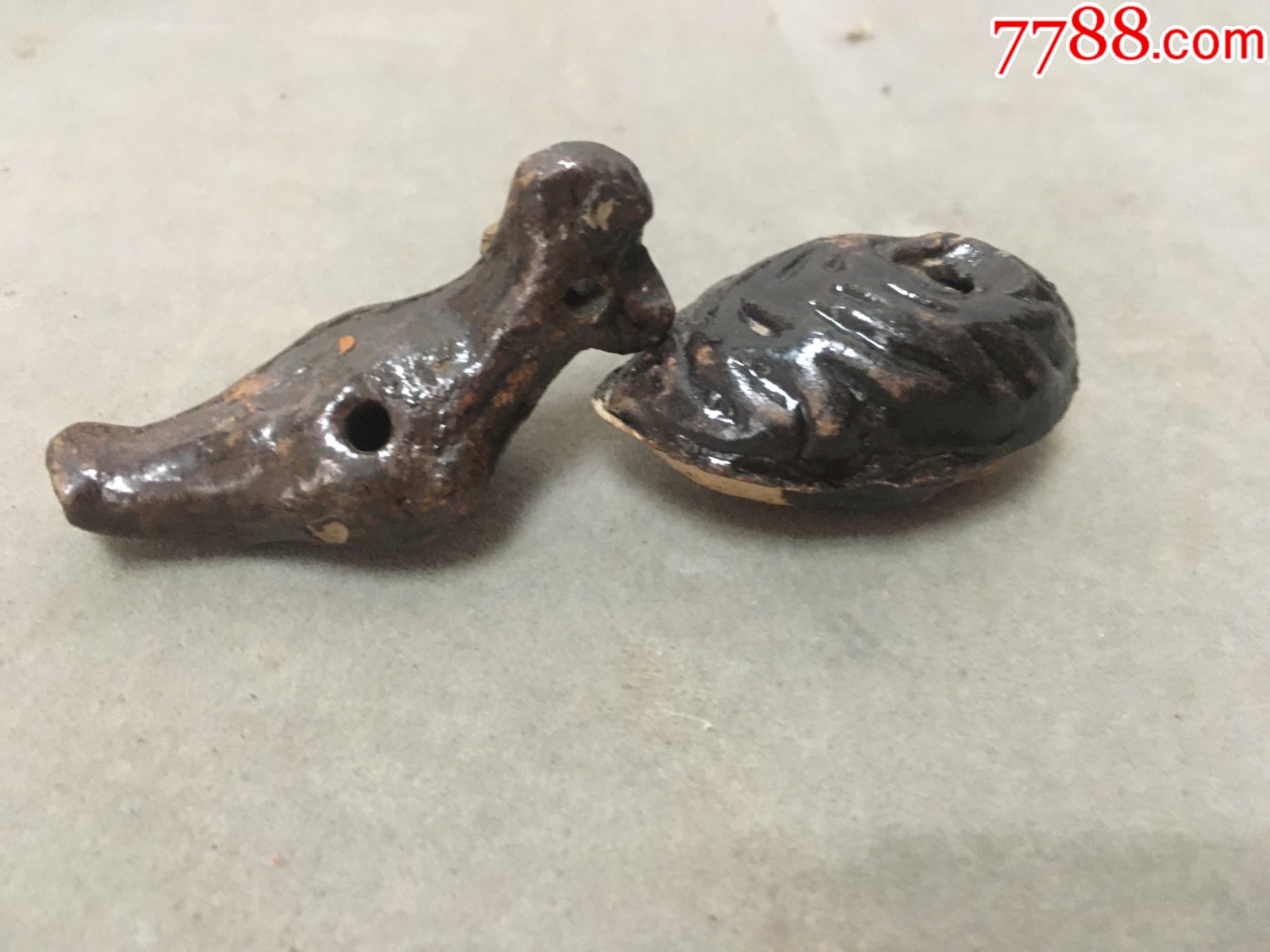 明清时期乌金釉吉兽桃核型瓷口哨一对