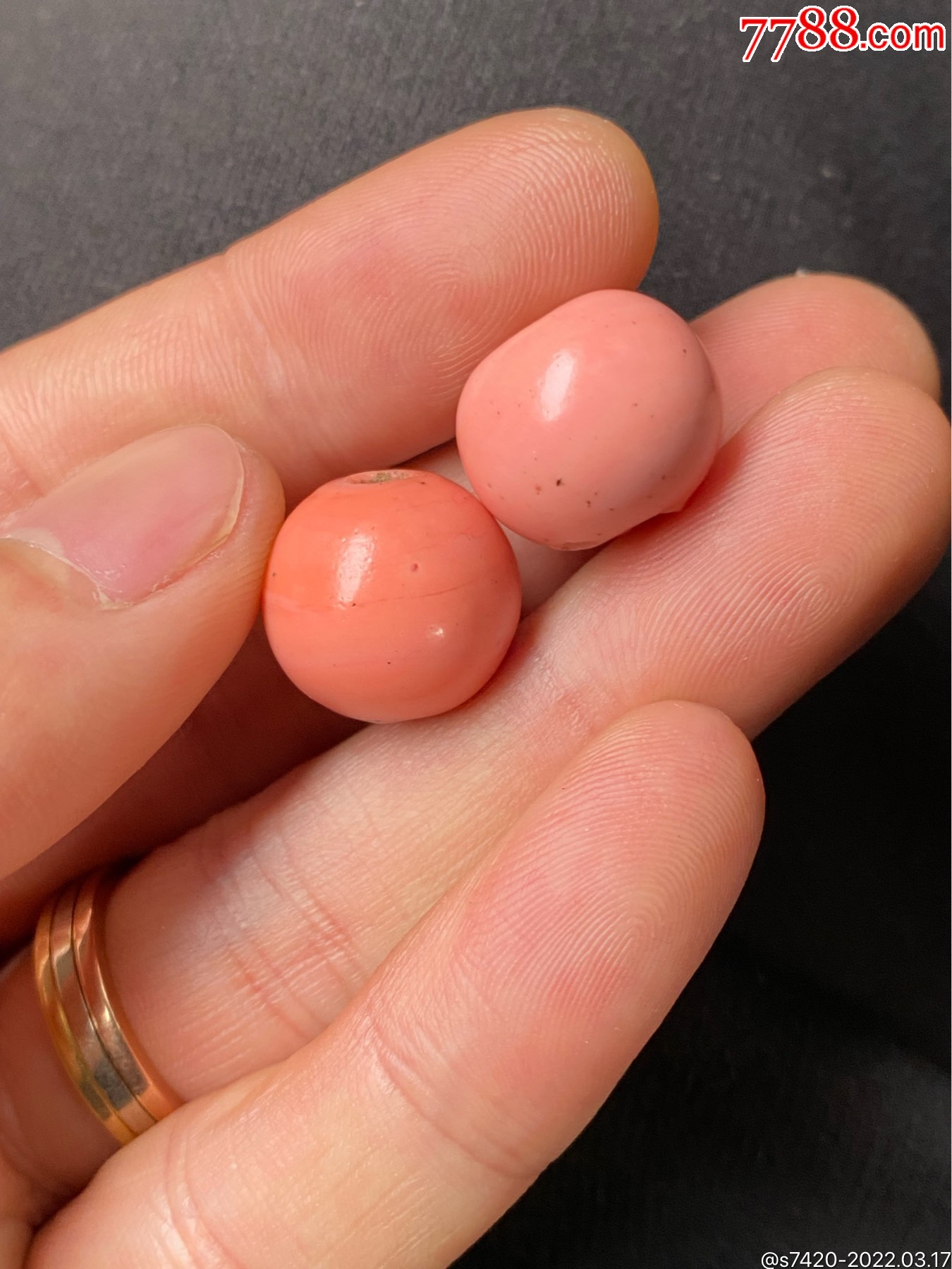 精美清代仿珊瑚色琉璃珠二个