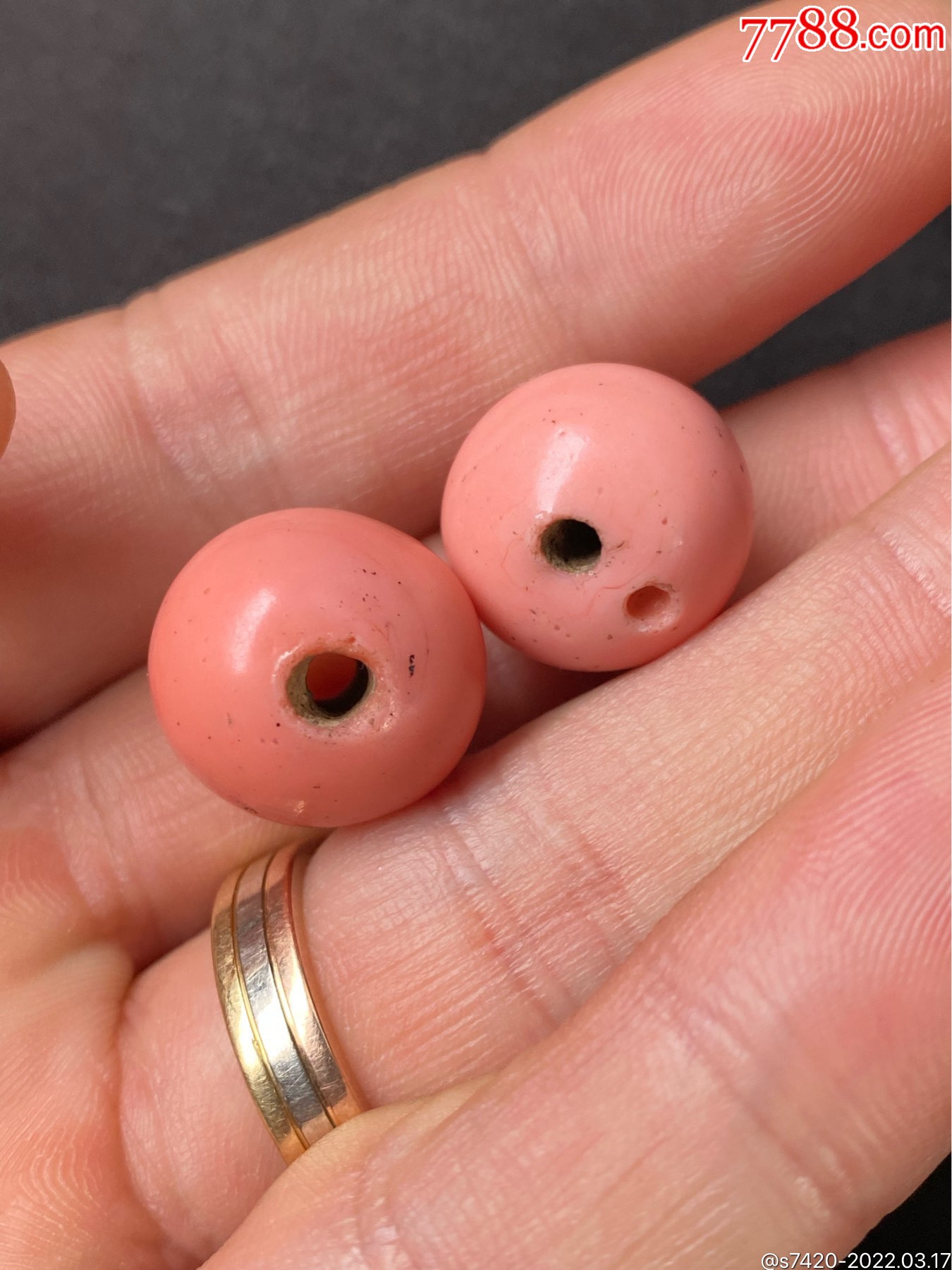 精美清代仿珊瑚色琉璃珠二个