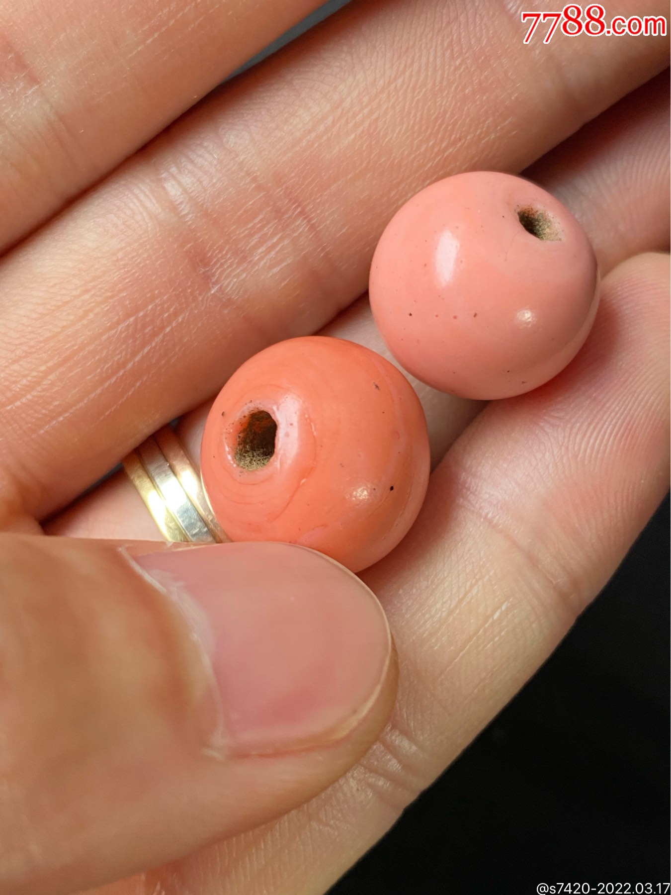 精美清代仿珊瑚色琉璃珠二个