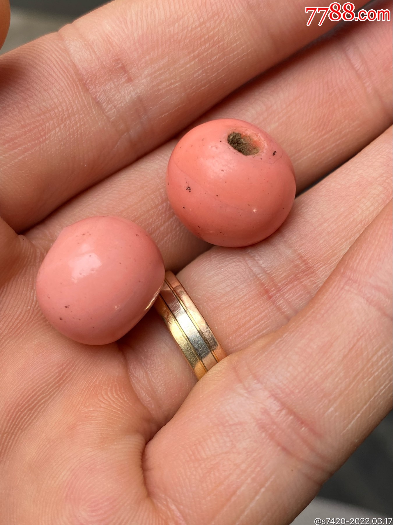 精美清代仿珊瑚色琉璃珠二个