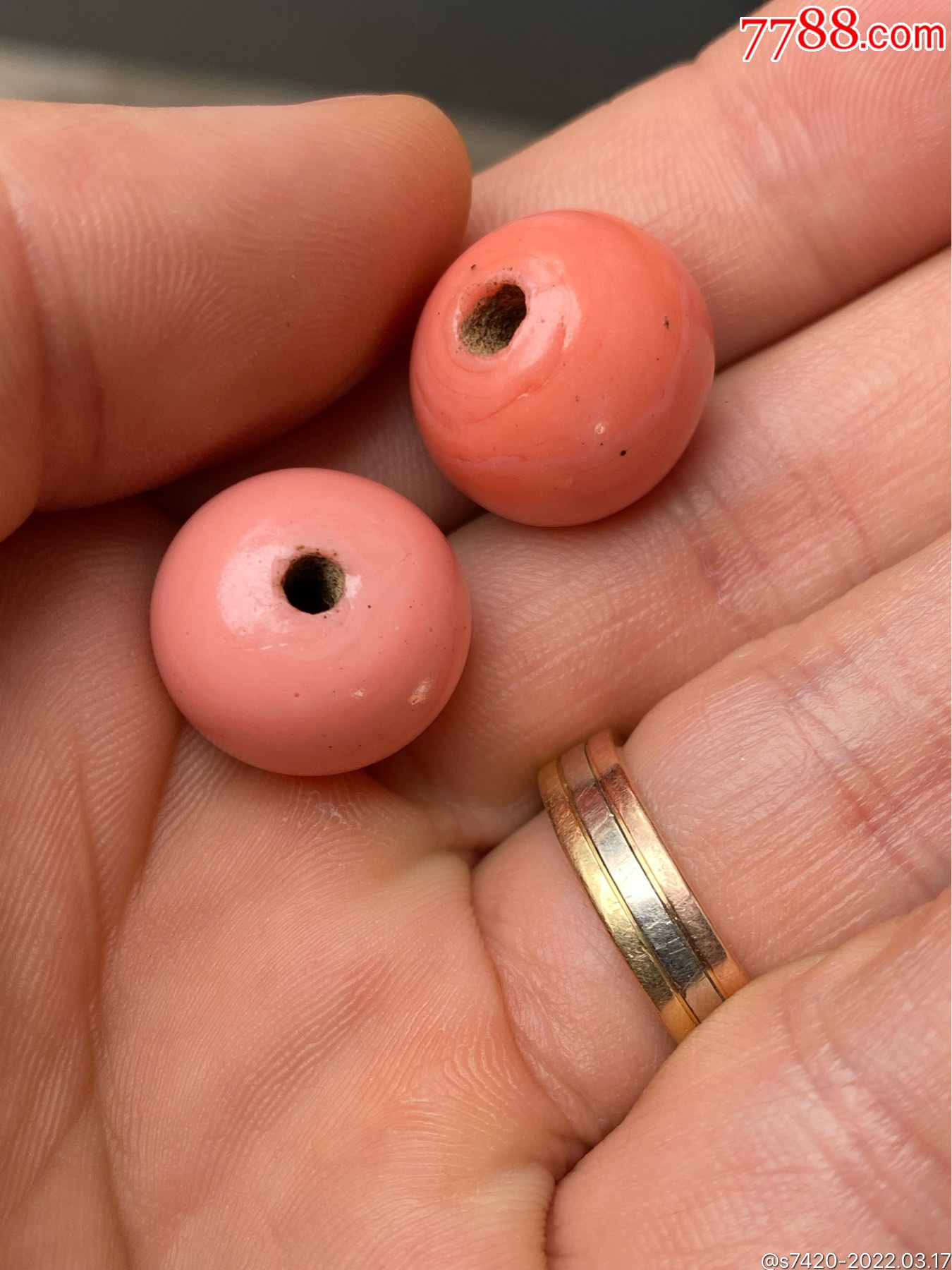 精美清代仿珊瑚色琉璃珠二个