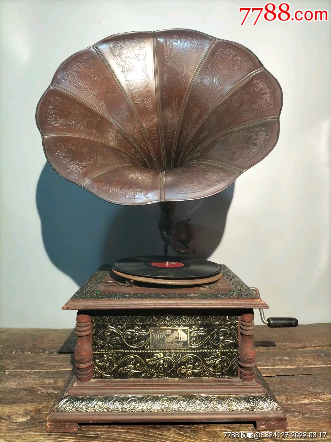 旧藏老花梨实木台式手摇经典唱片机