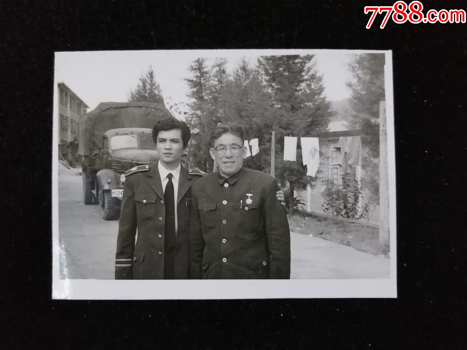 2、1986年12月15日，陕西高校慰问团的大学生，在老山阵地坑道里，通过电话慰问前沿哨所官兵。李靖摄 - CSPA摄界百年之会员影像空间！