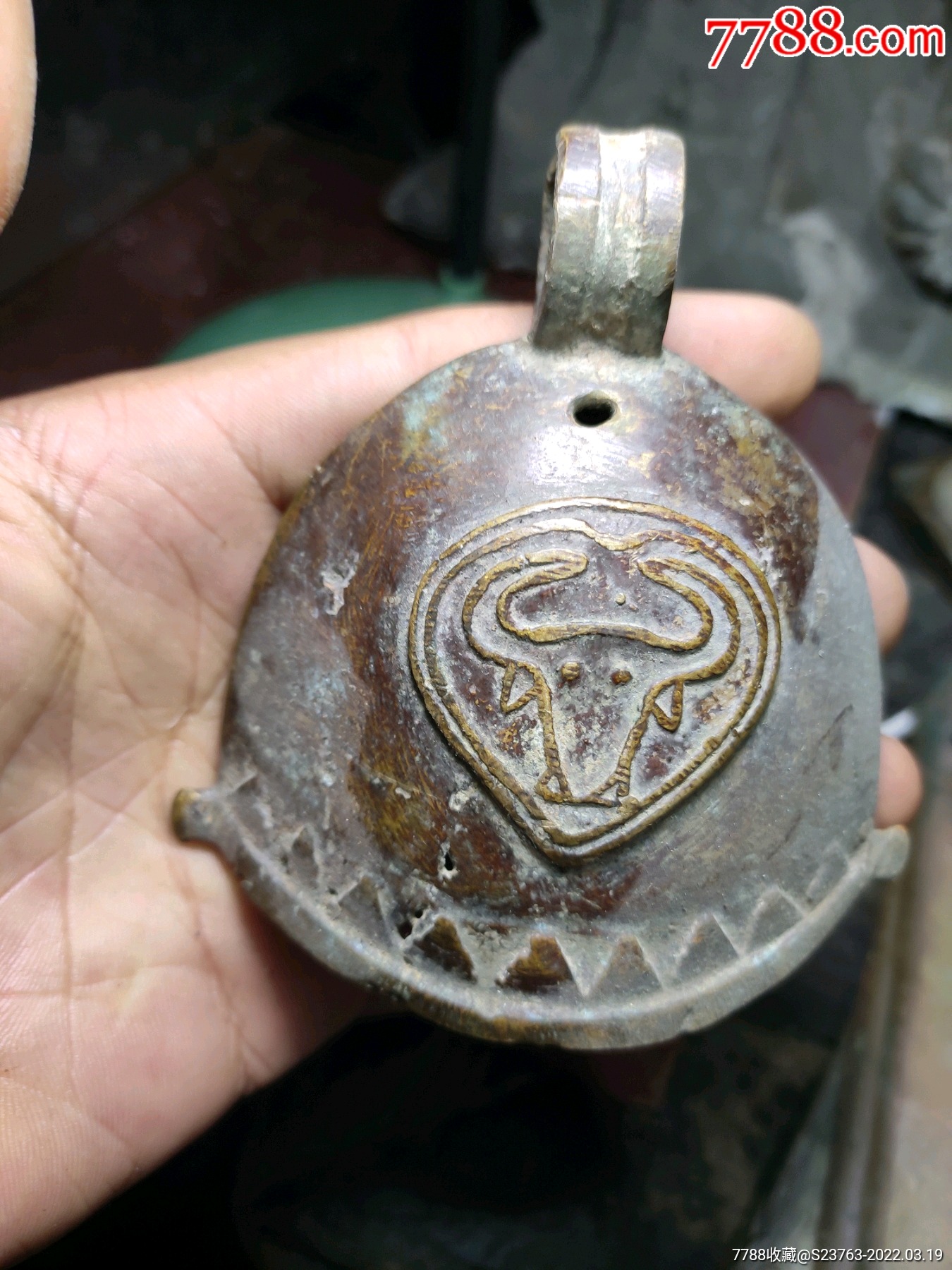 厚重牛头纹饰铜铃铛