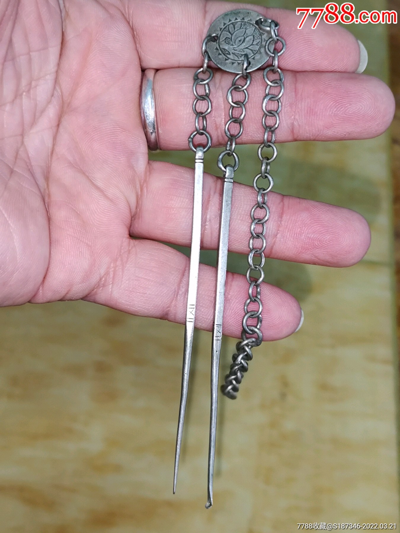 清代老银压襟一整套高银版中间一枚银花钱原配