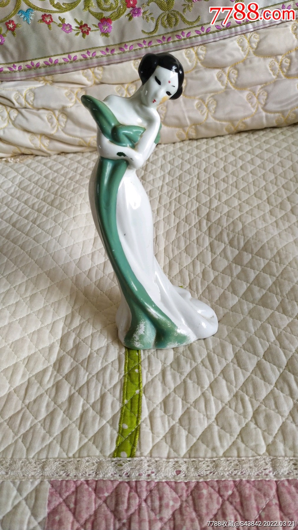 早期瓷雕美女摆件