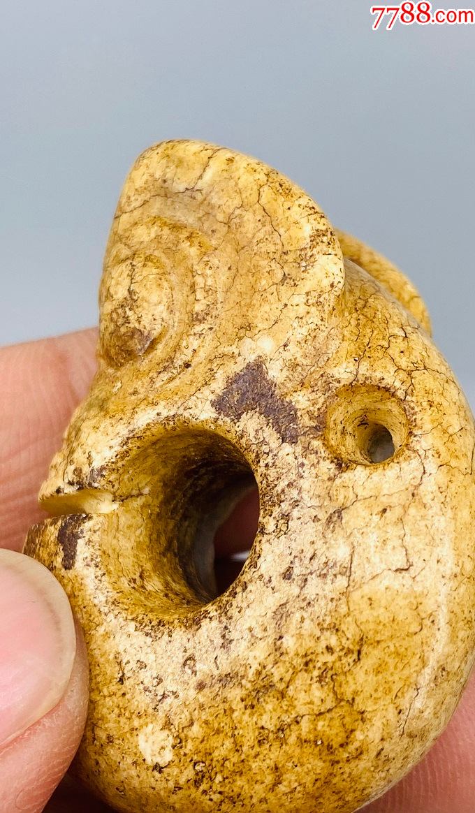 6381鸡骨白和田玉龙猪吊坠