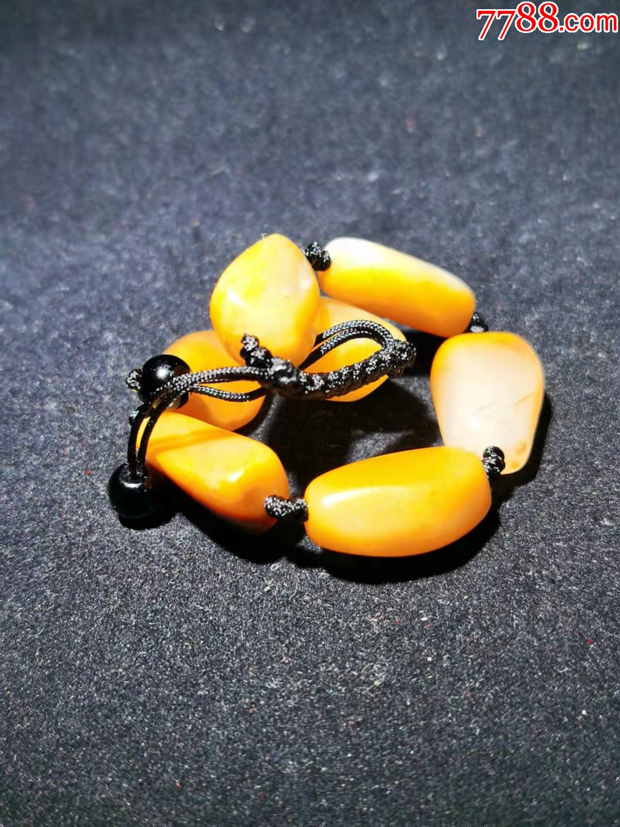 老挝田黄手链这种手链无论自己戴还是送人都很不错