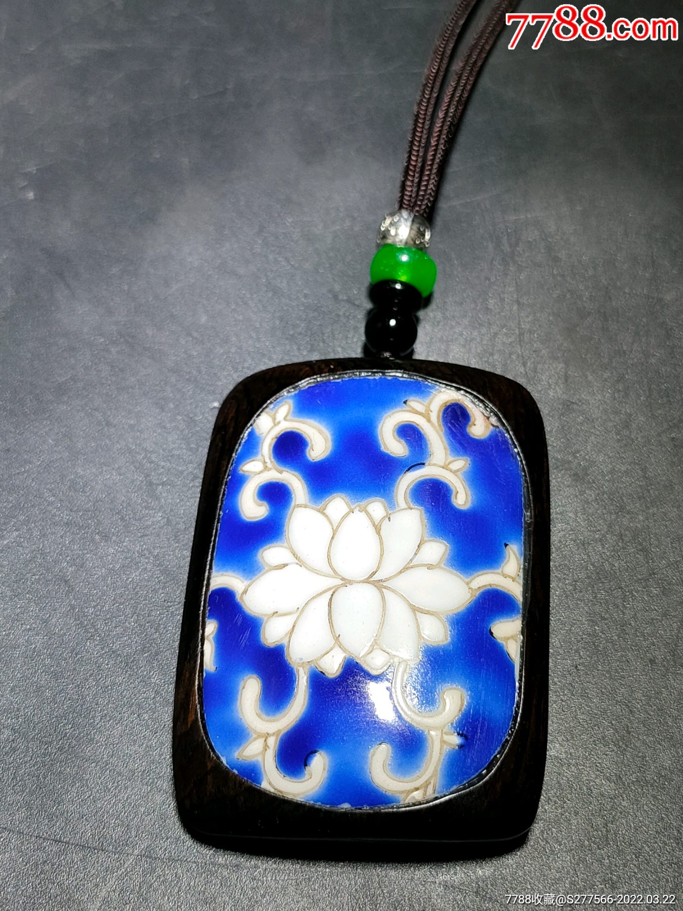 清代乾隆珐琅彩白莲花瓷片镶嵌紫光檀挂牌