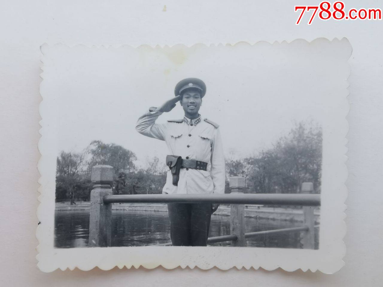 50年代手枪军人敬礼照