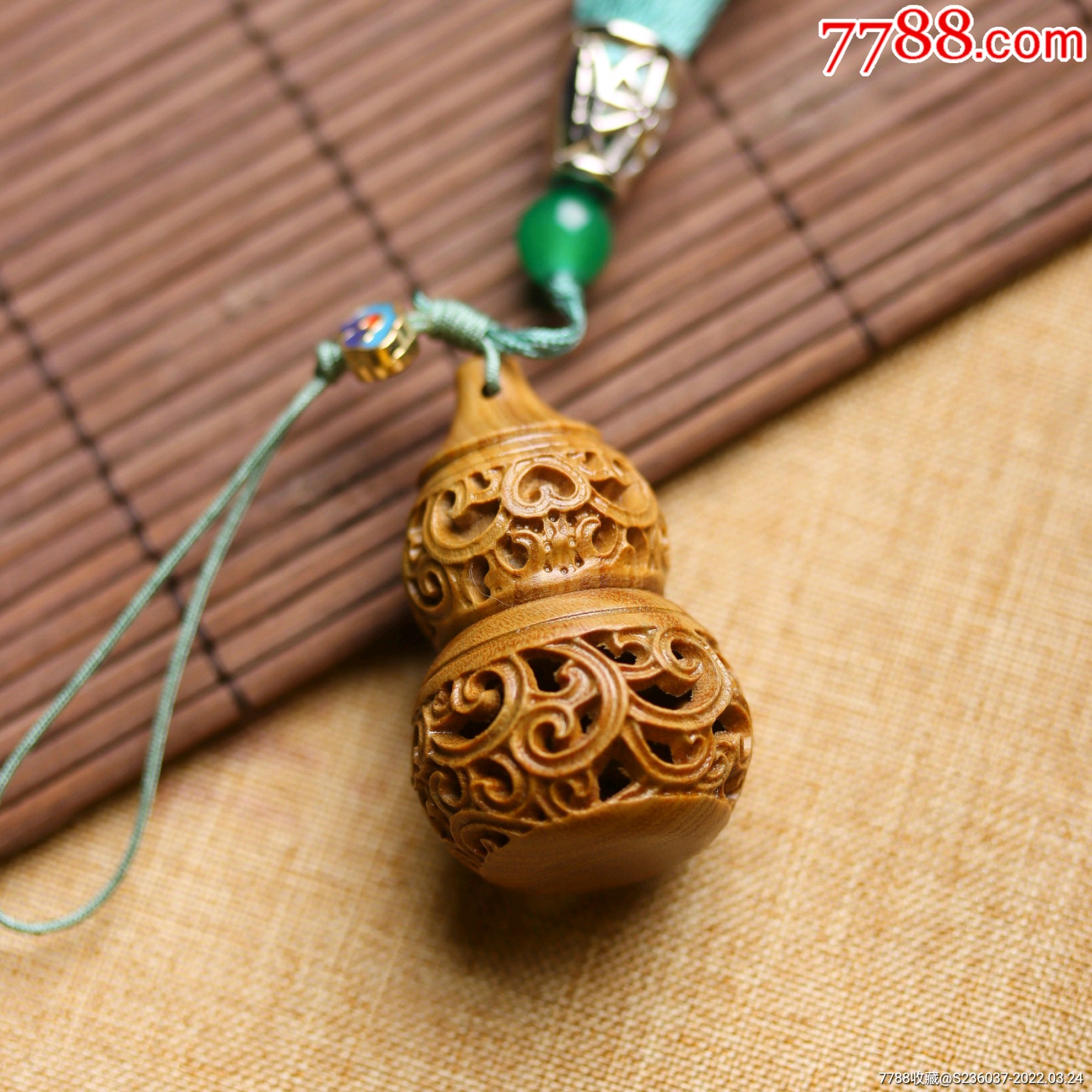 绿檀木雕镂空葫芦挂件