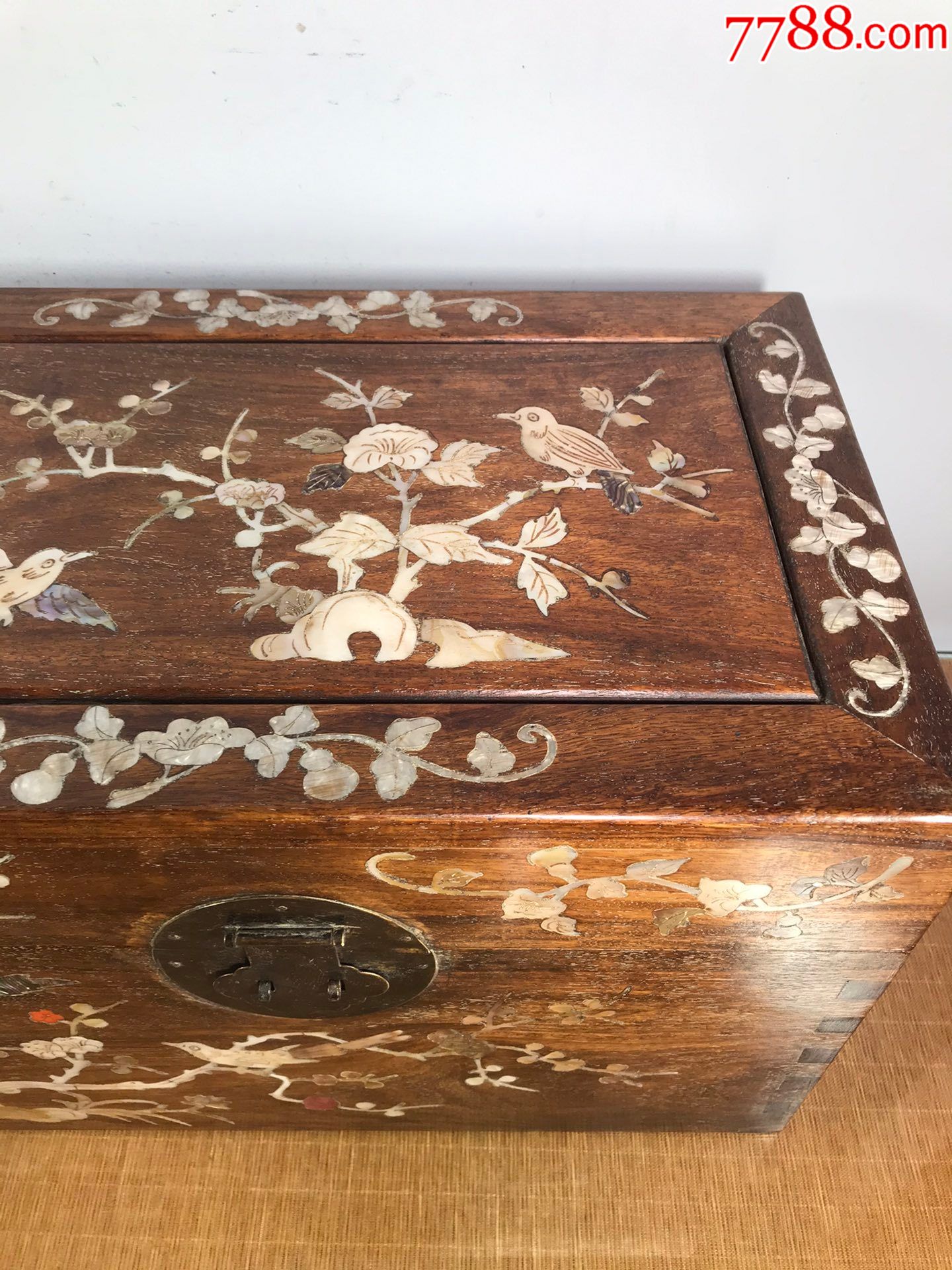 0浏览量:备注:花梨木镶嵌贝壳画盒画箱,尺寸长80宽26高26厘米,简介:木
