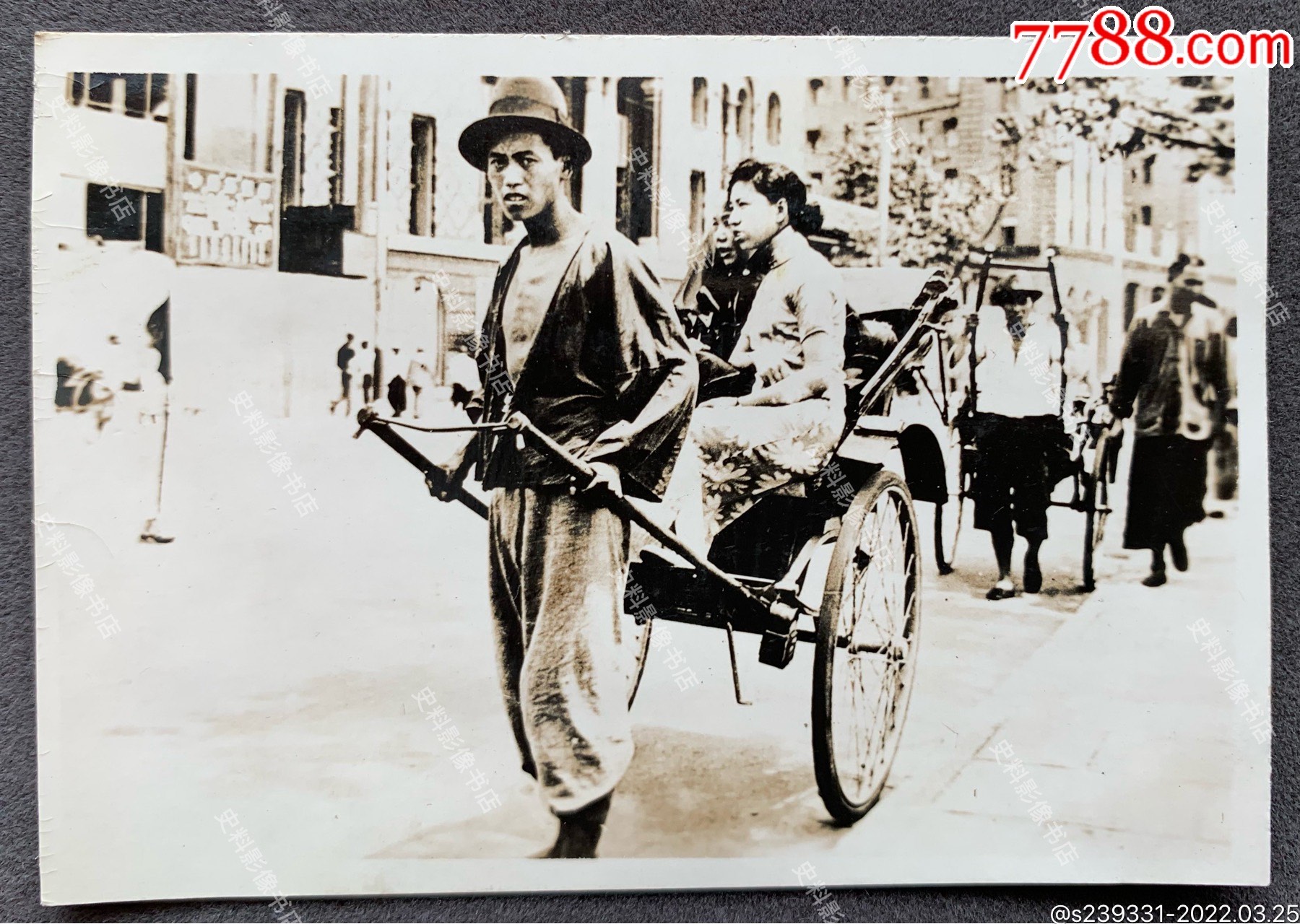 民国时期商业街头的人力车夫和他的旗袍美女乘客银盐老照片一枚