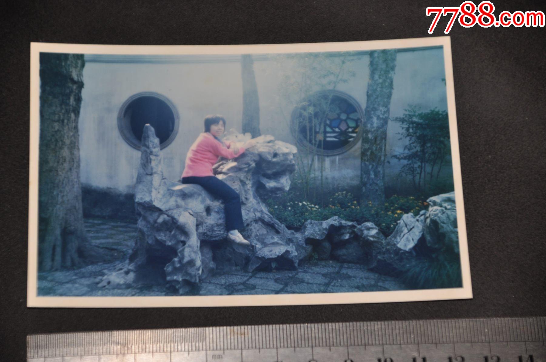 骑石虎的小姑娘