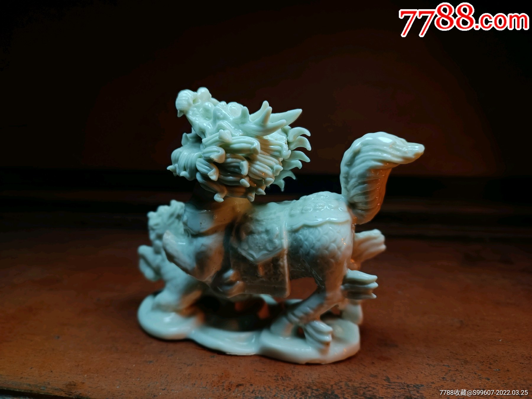 几十年的德化白瓷麒麟摆件