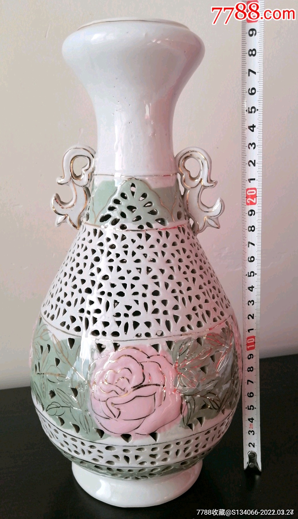 镂空瓷花瓶高30厘米