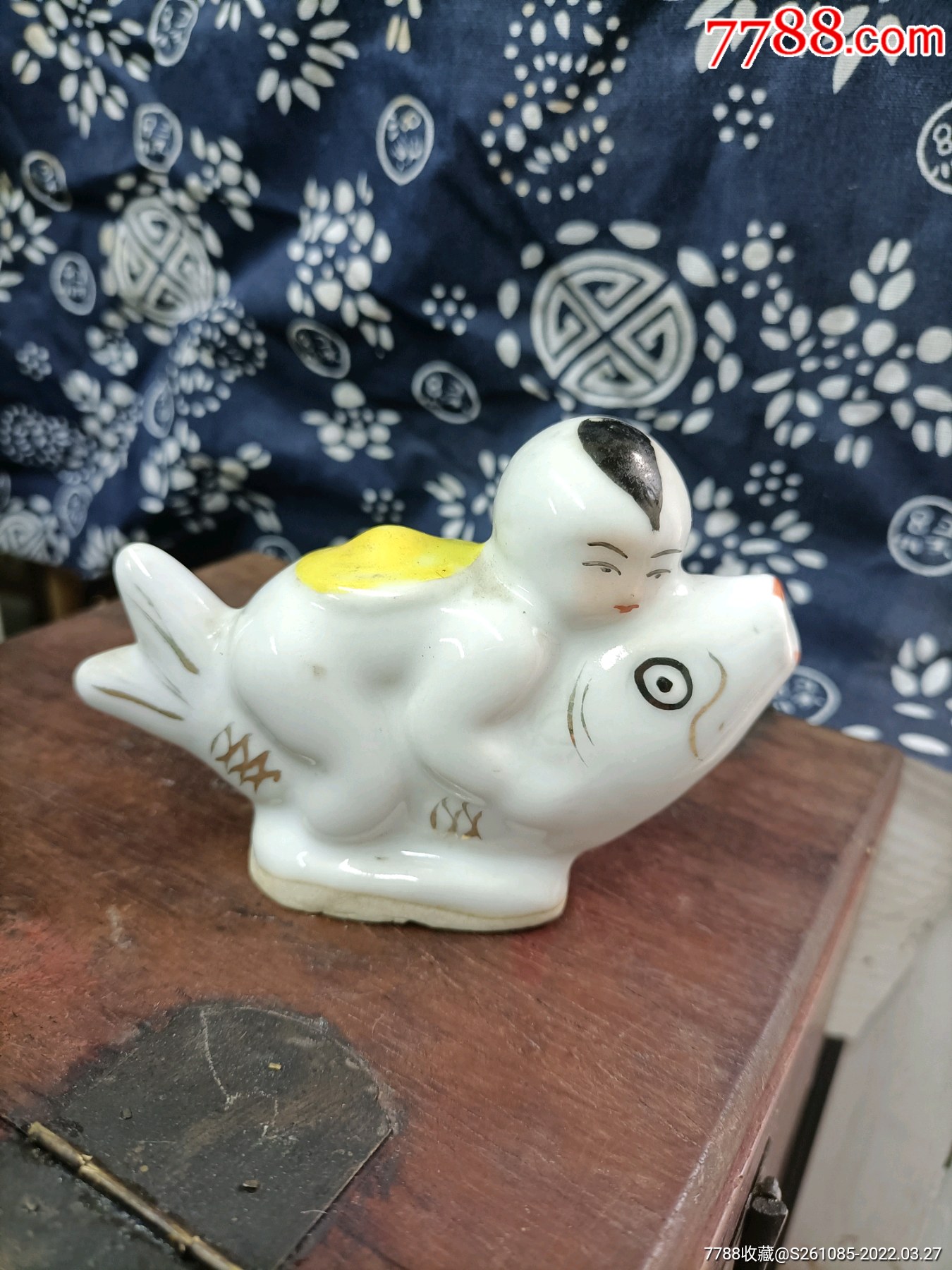 德化白瓷福娃抱鱼摆件