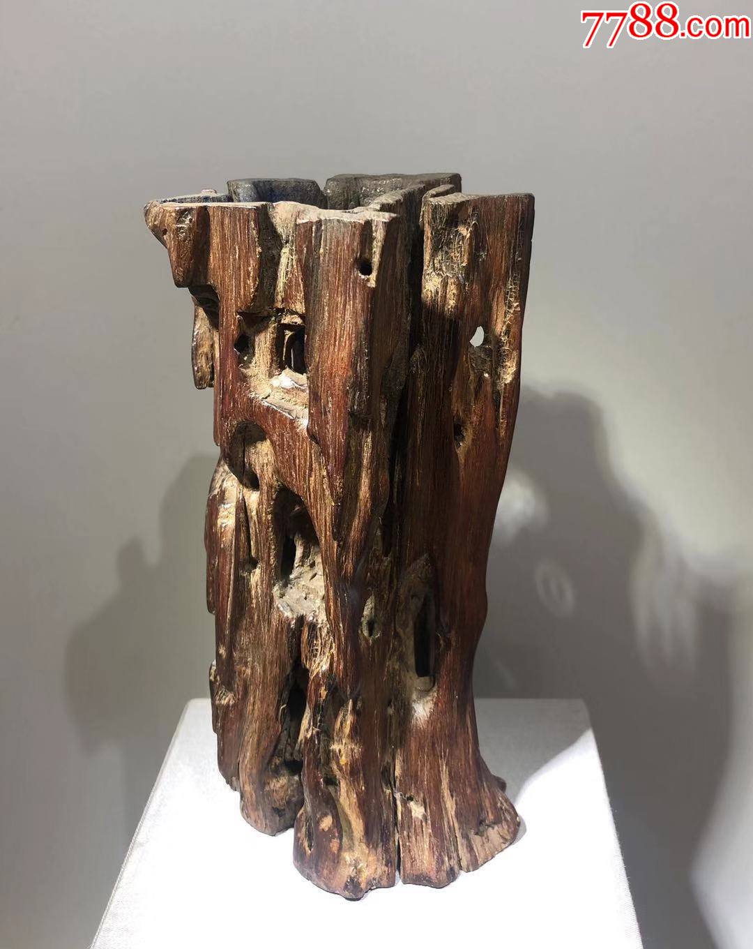 清代随形根雕笔筒