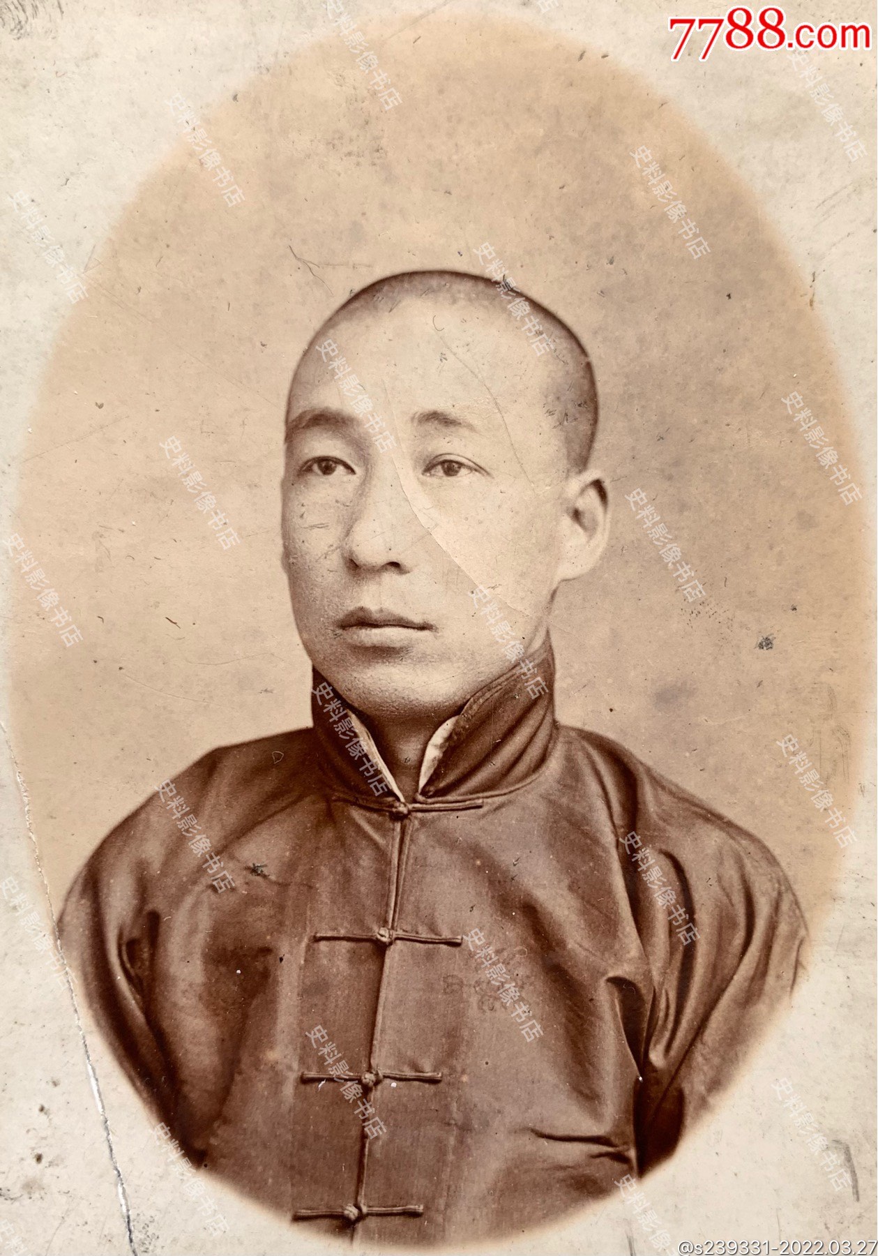 民国早期身穿传统马褂的短发男青年肖像照一枚