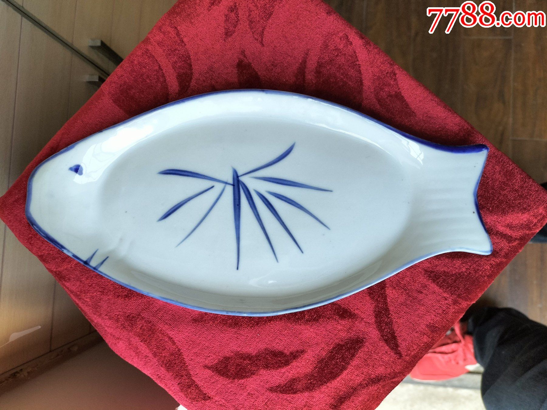鱼盘收藏八九十年代青花蓝边花草图鱼盘完美品相