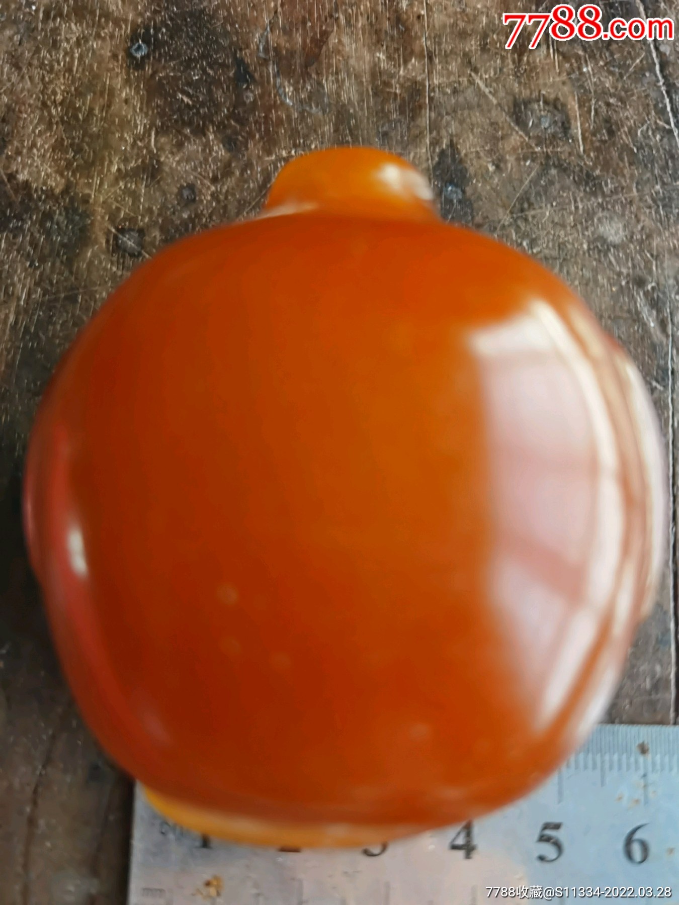 An amber snuff bottle, Qing dynasty, 18th century | 清十八