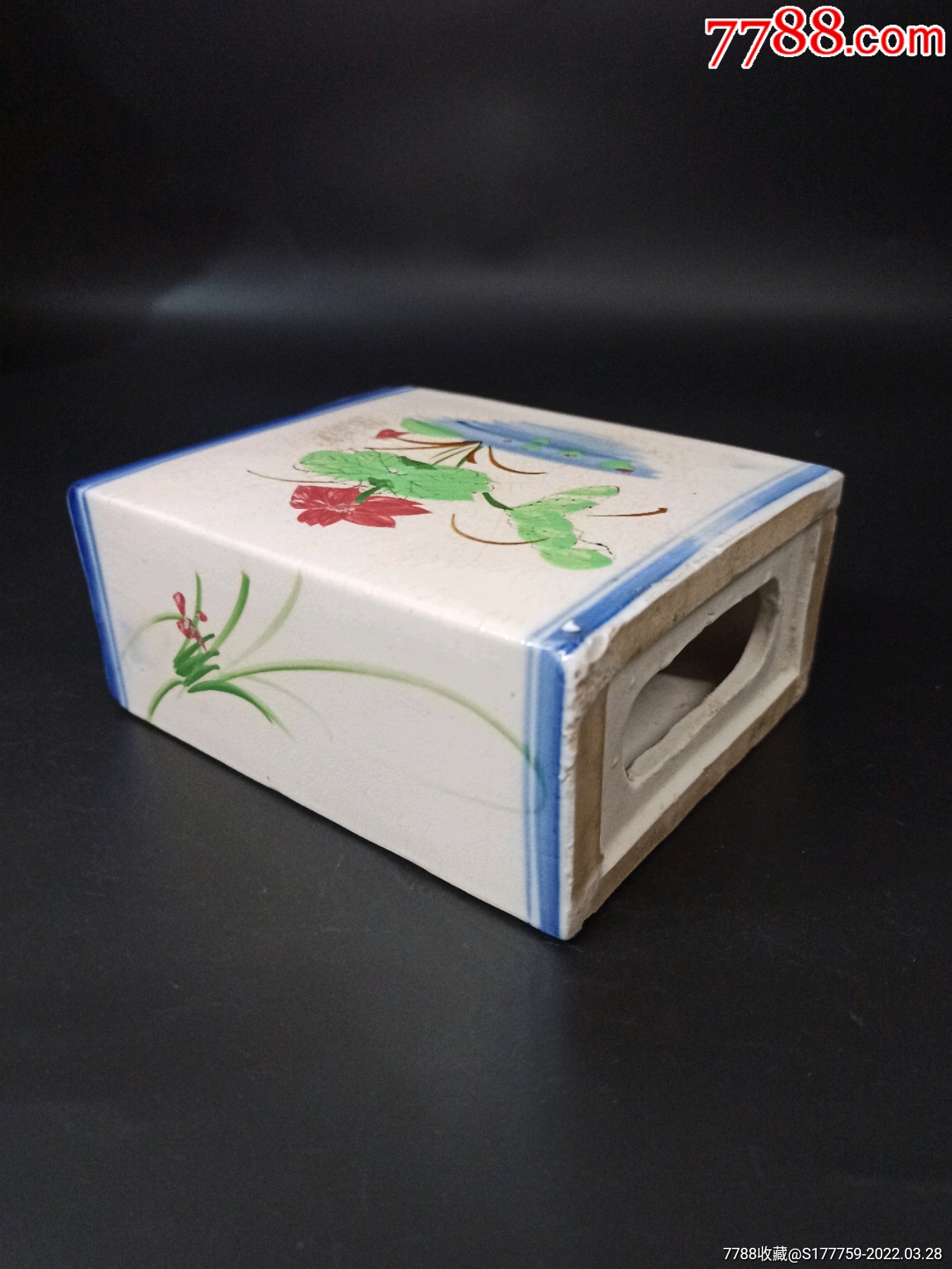 民国粉彩鸳鸯戏水荷韵瓷枕鸳鸯戏水夫妻和睦此瓷枕手绘精美清晰纹饰