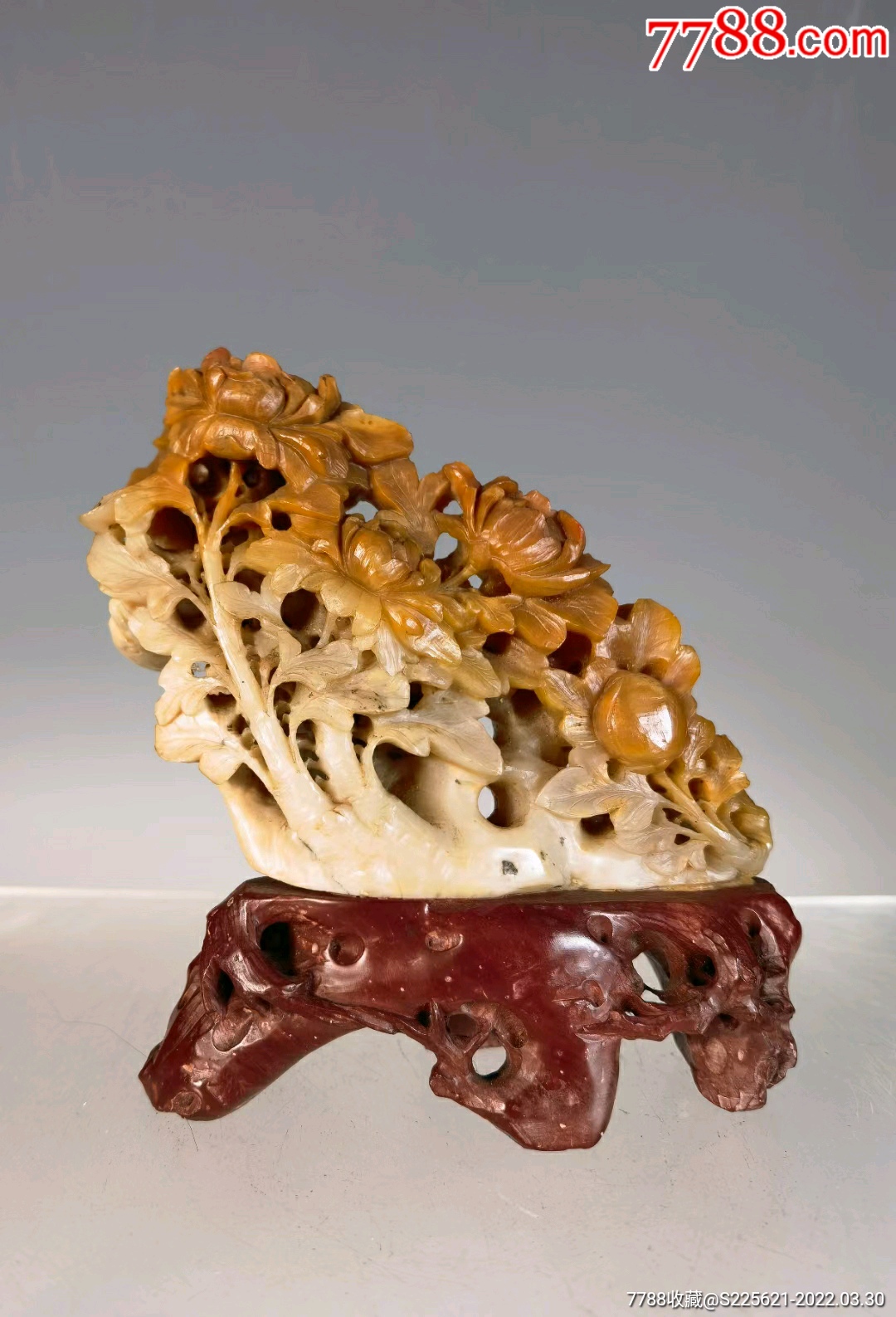 民国寿山石俏色巧雕花鸟图案头摆件