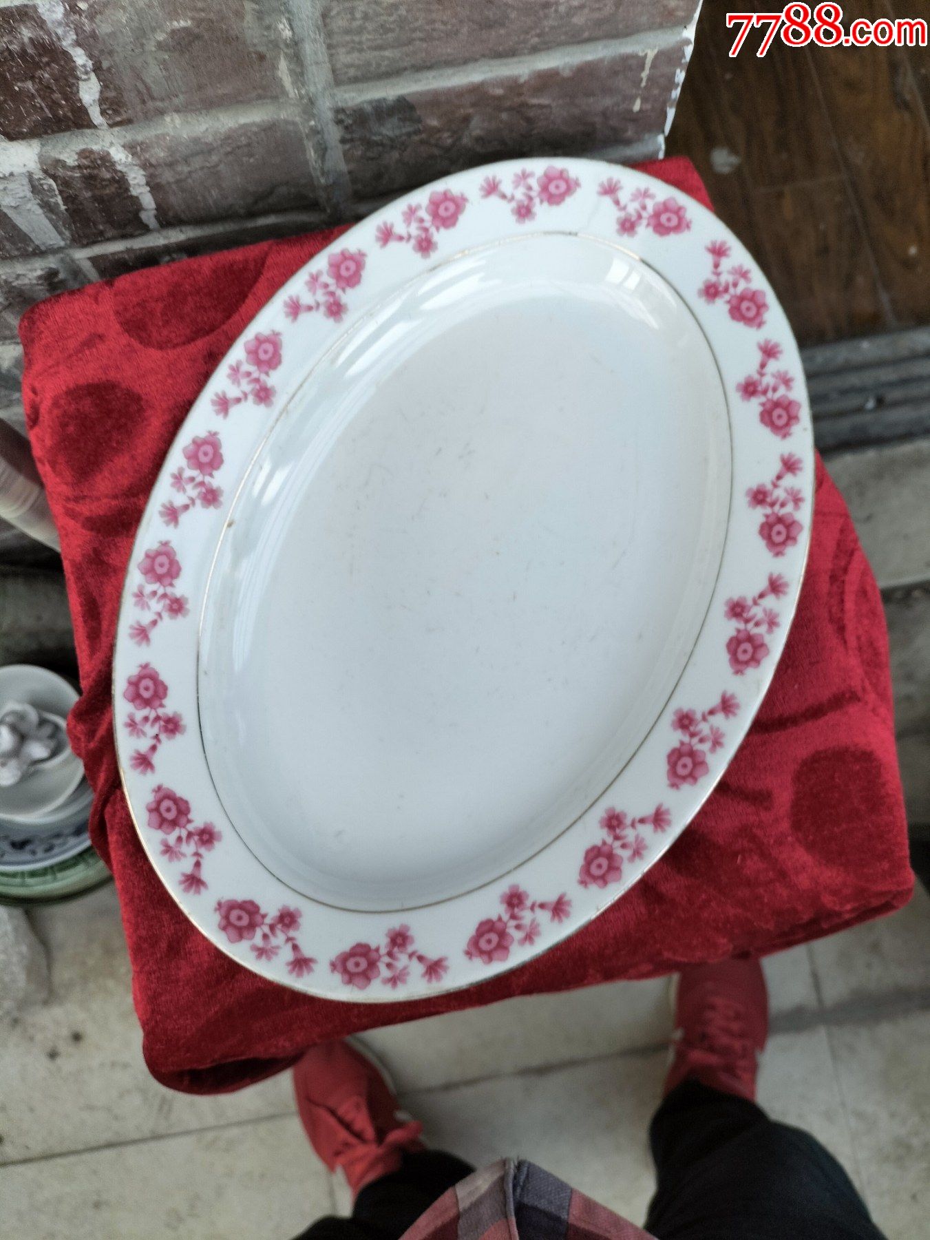 八十年代底款中国景德镇小红碎花装饰鱼盘完美品相
