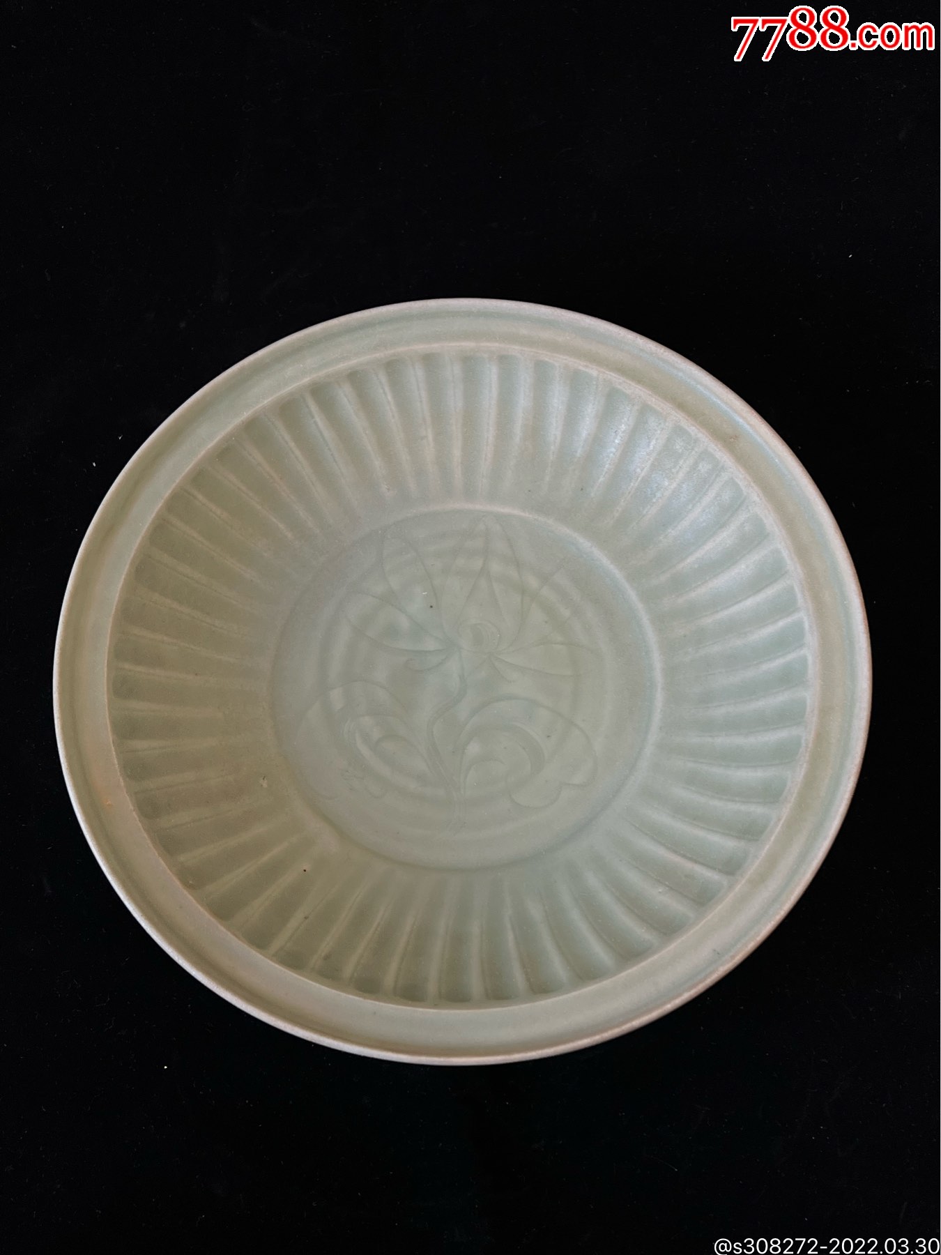 元代龙泉窑折沿大盘