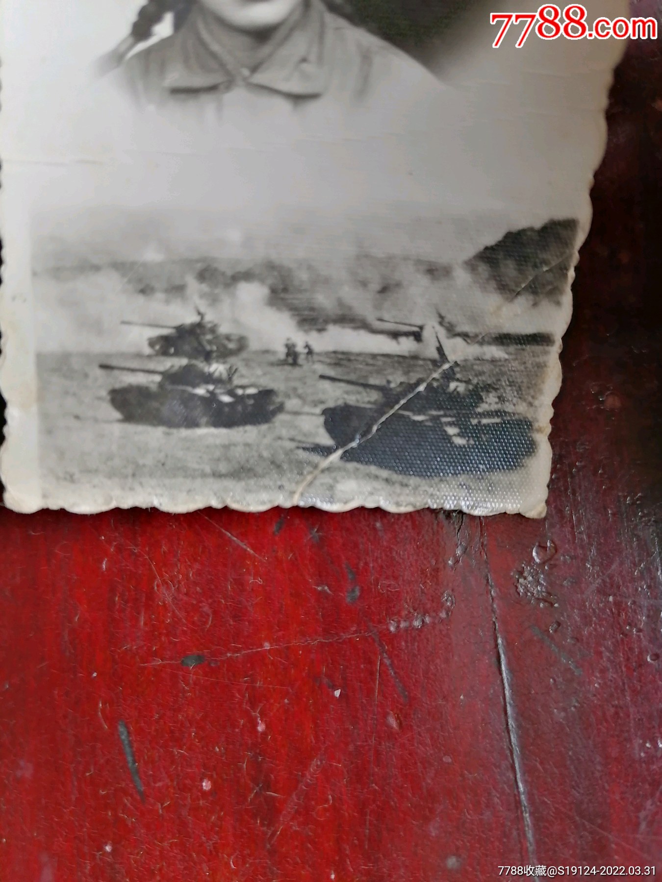 老照片70年代大美女合照下面背景是59式坦克场景