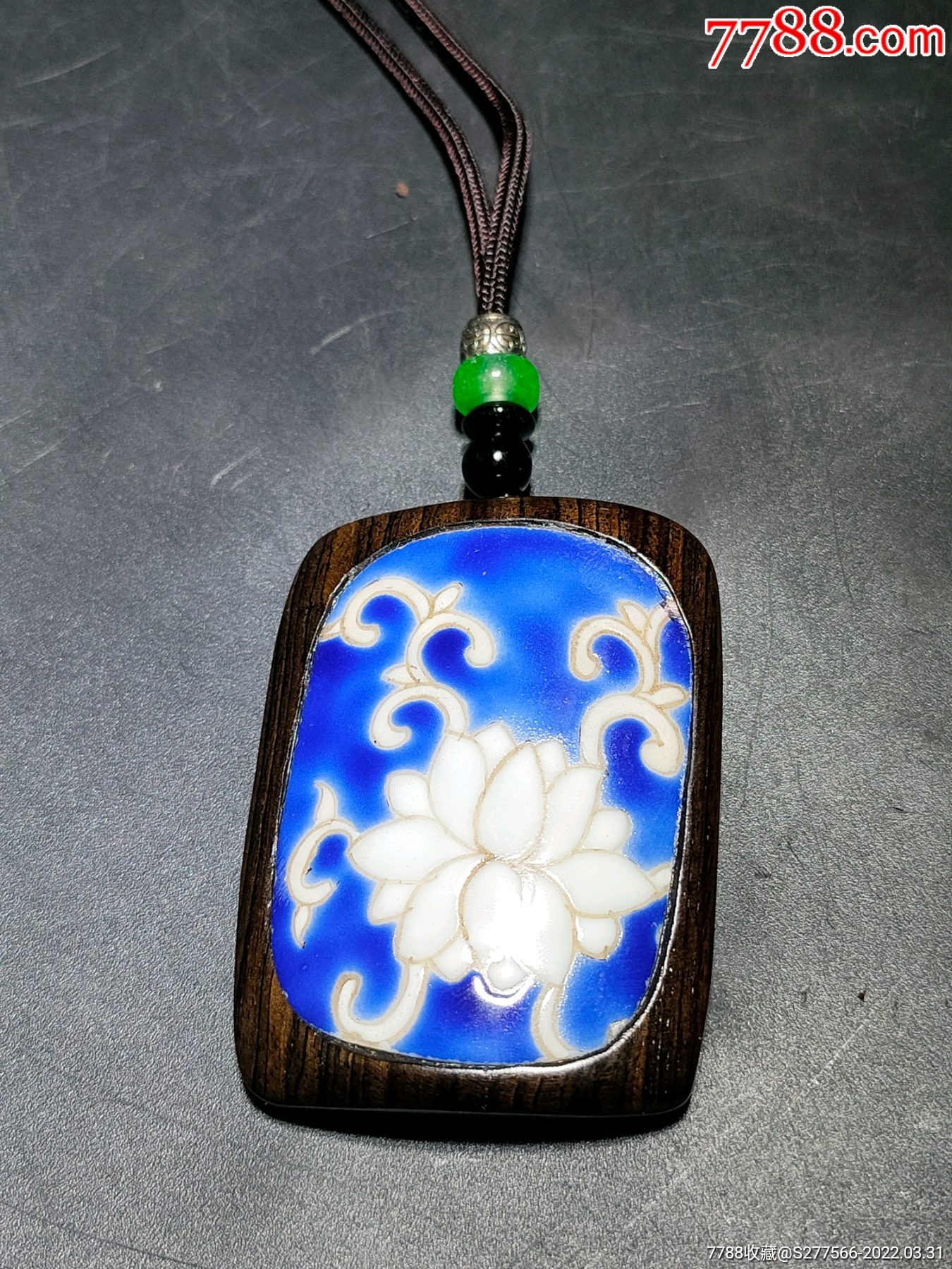 清代乾隆珐琅彩白莲花瓷片镶嵌紫光檀挂牌