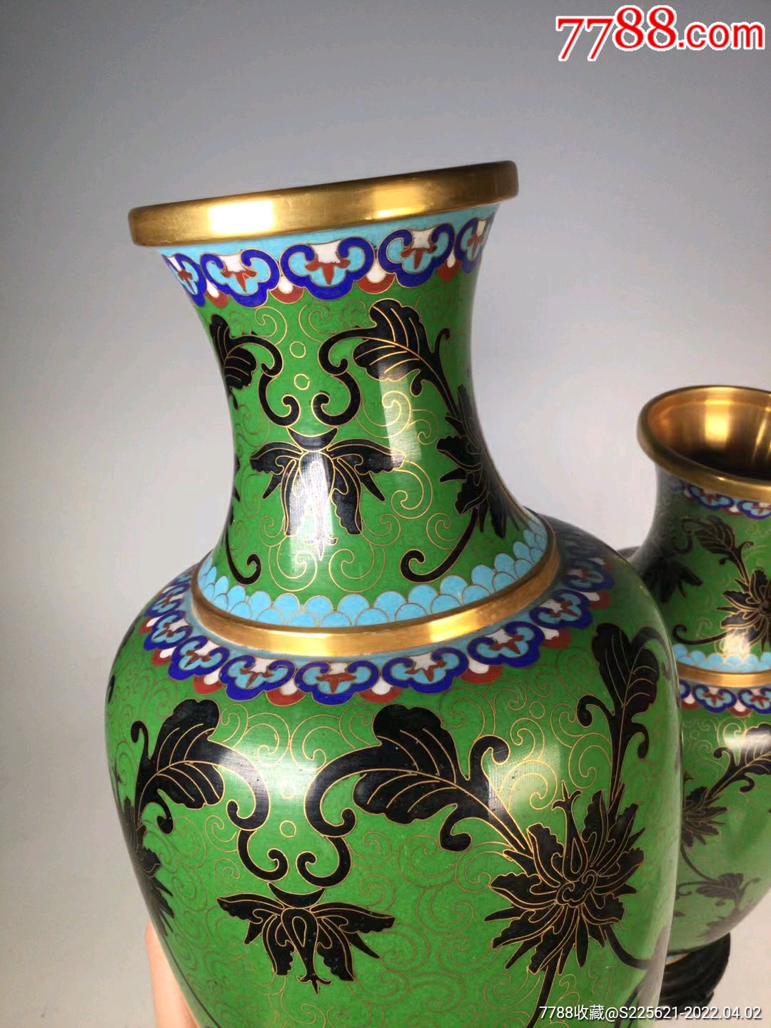 创汇时期景泰蓝精品草绿底宝相花纹瓶一对