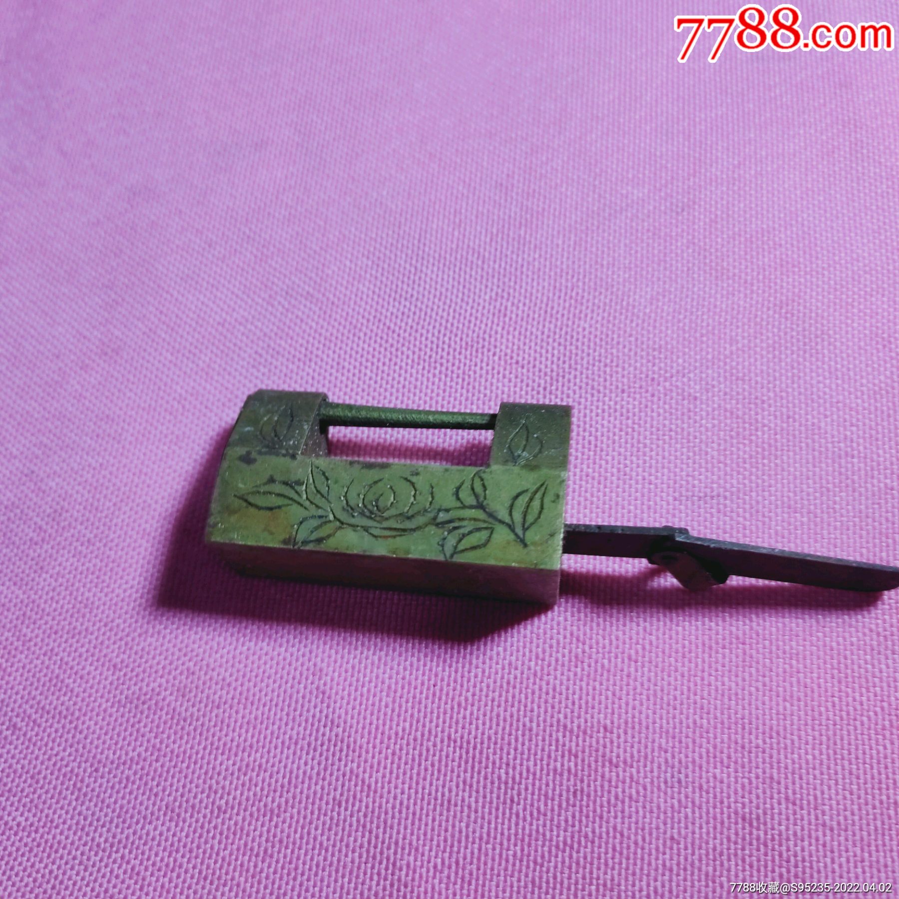 小巧可爱带刻花开户灵活的小铜锁