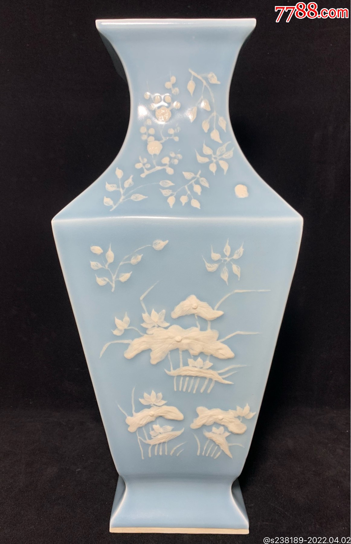 567精品建国瓷厂天青釉堆白四方瓶