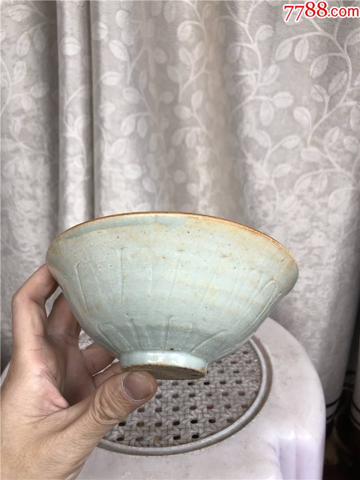 宋代内刻天鹅外莲瓣纹碗