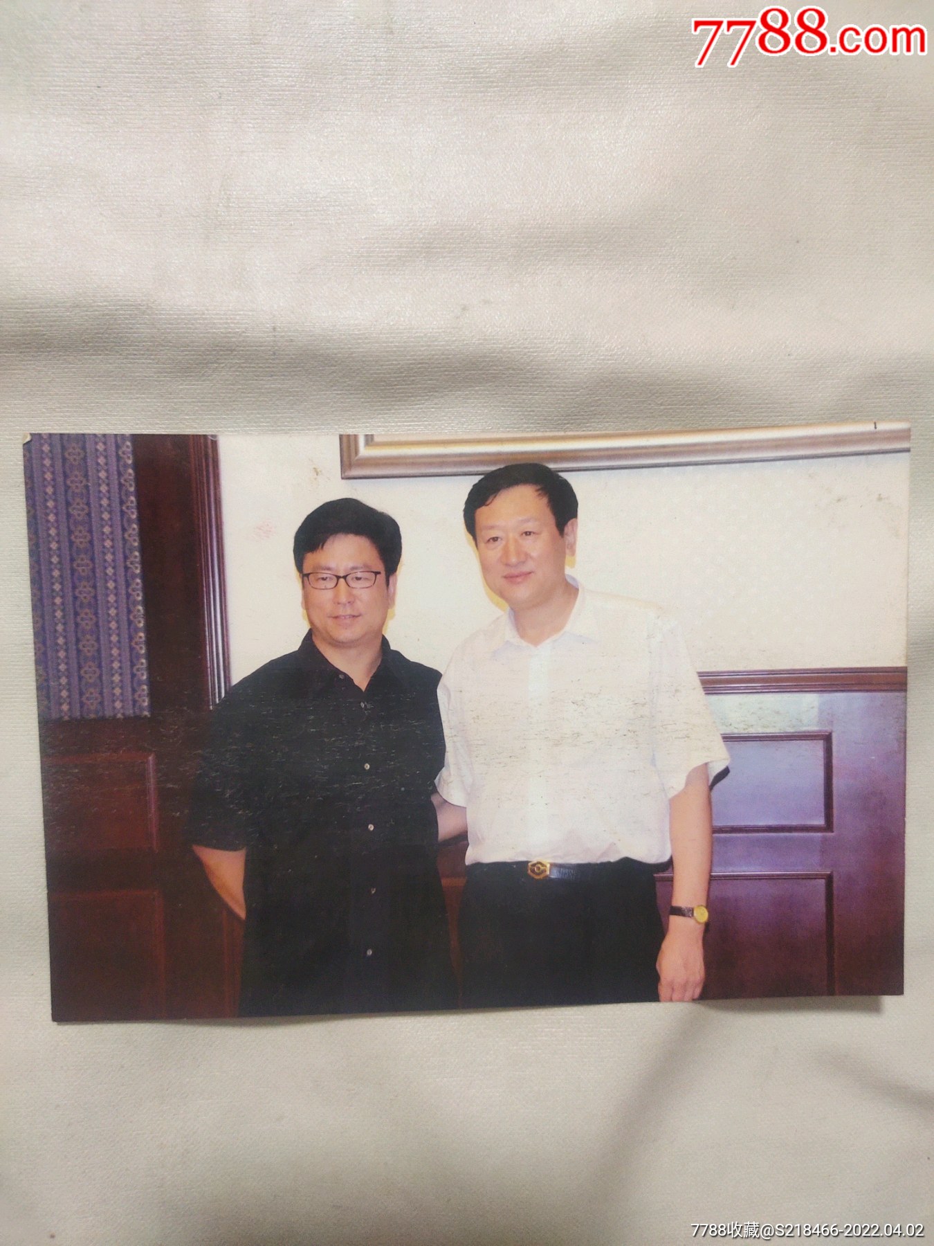 彩色照片央视著名主持人和阜新市委领导合影