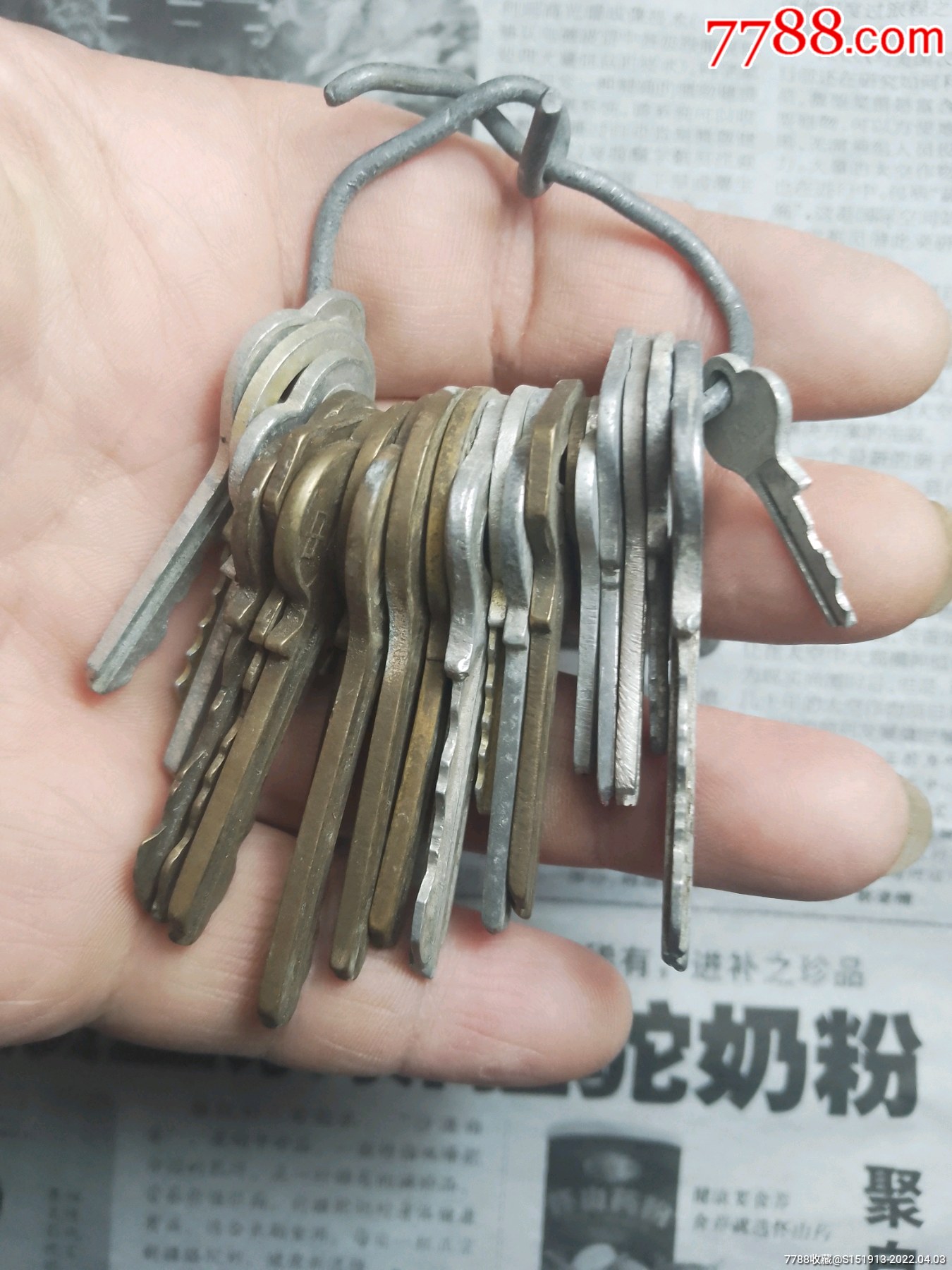 铜钥匙一串