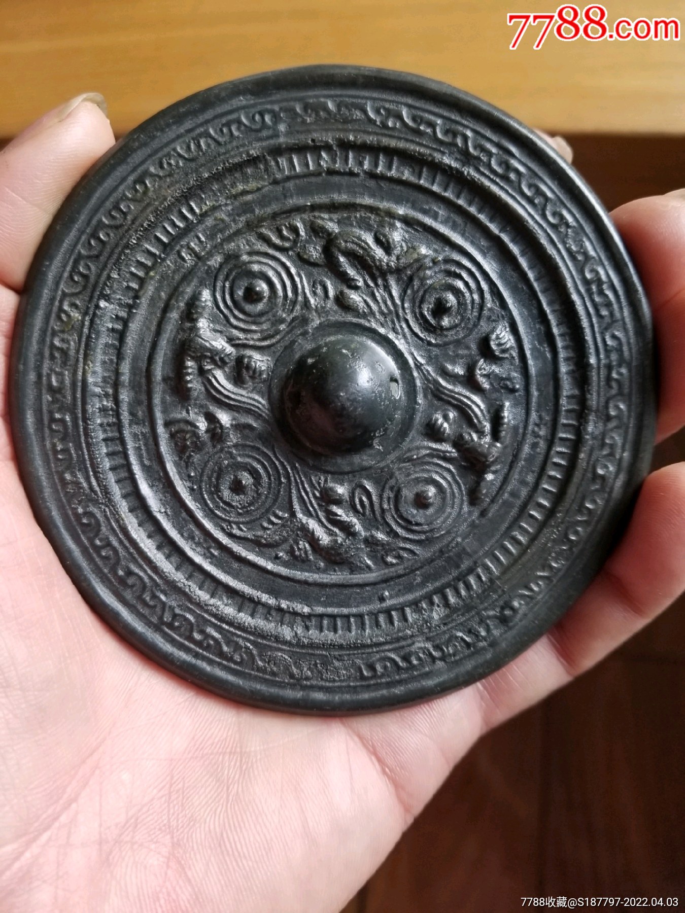 南北朝时期的神兽人物铜镜